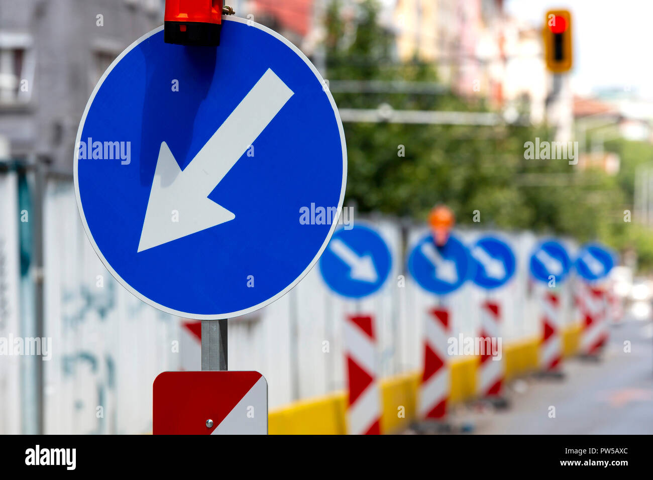 Links Schild an der Straße mit anderen Rechten Zeichen hinter sich halten. Stockfoto