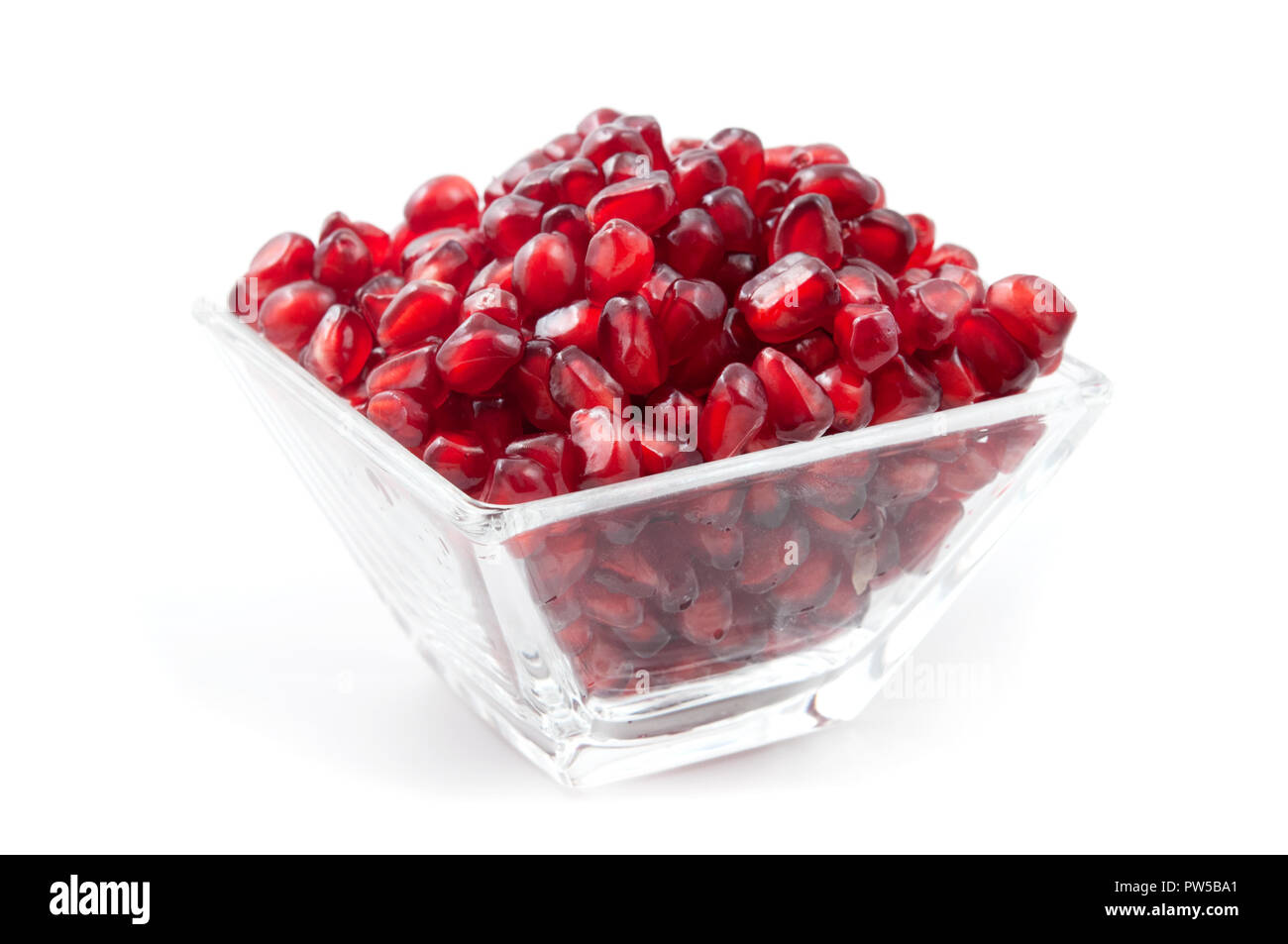 Granatapfel Arils auf weißem Hintergrund Stockfoto