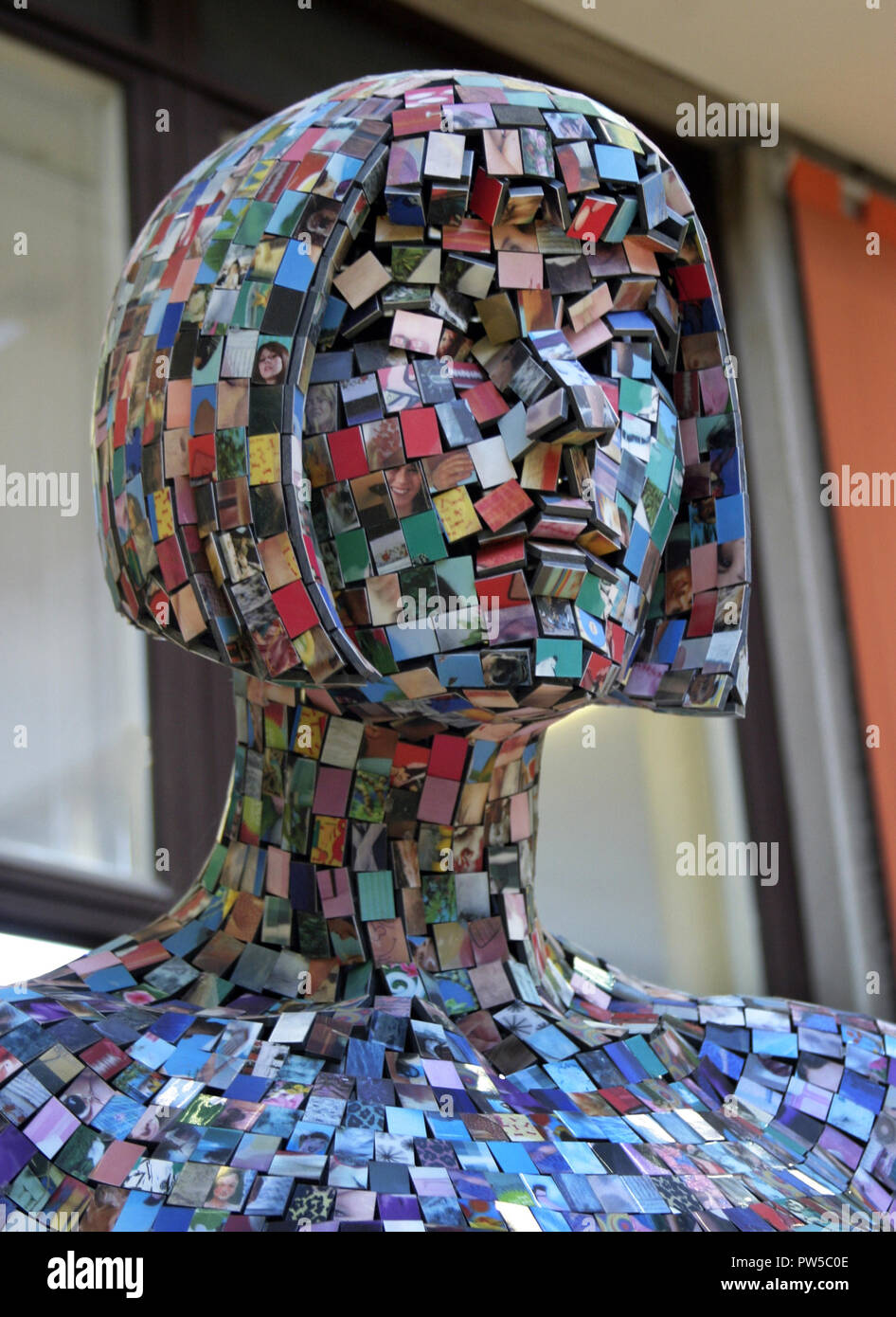 Ein Leben, das große Mosaik Kopf einer Frau von der schottischen Künstler, David Mach, für ein zukünftiges Projekt, das ist leider nicht geschehen. Stockfoto