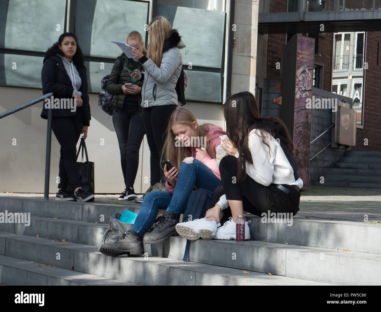 Generation 'Handy', Student Frauen besuchen die Stadt Aachen während der Mittagspause, Deutschland. Stockfoto