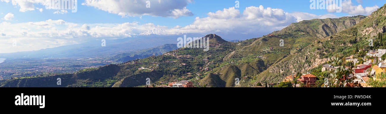 Panoramablick auf die malerische Aussicht auf Mittelmeer sizilianischen Bergwelt mit schneebedeckten Gipfel des Vulkan Ätna Draufsicht in Castelmola in Sizilien, Italien Stockfoto