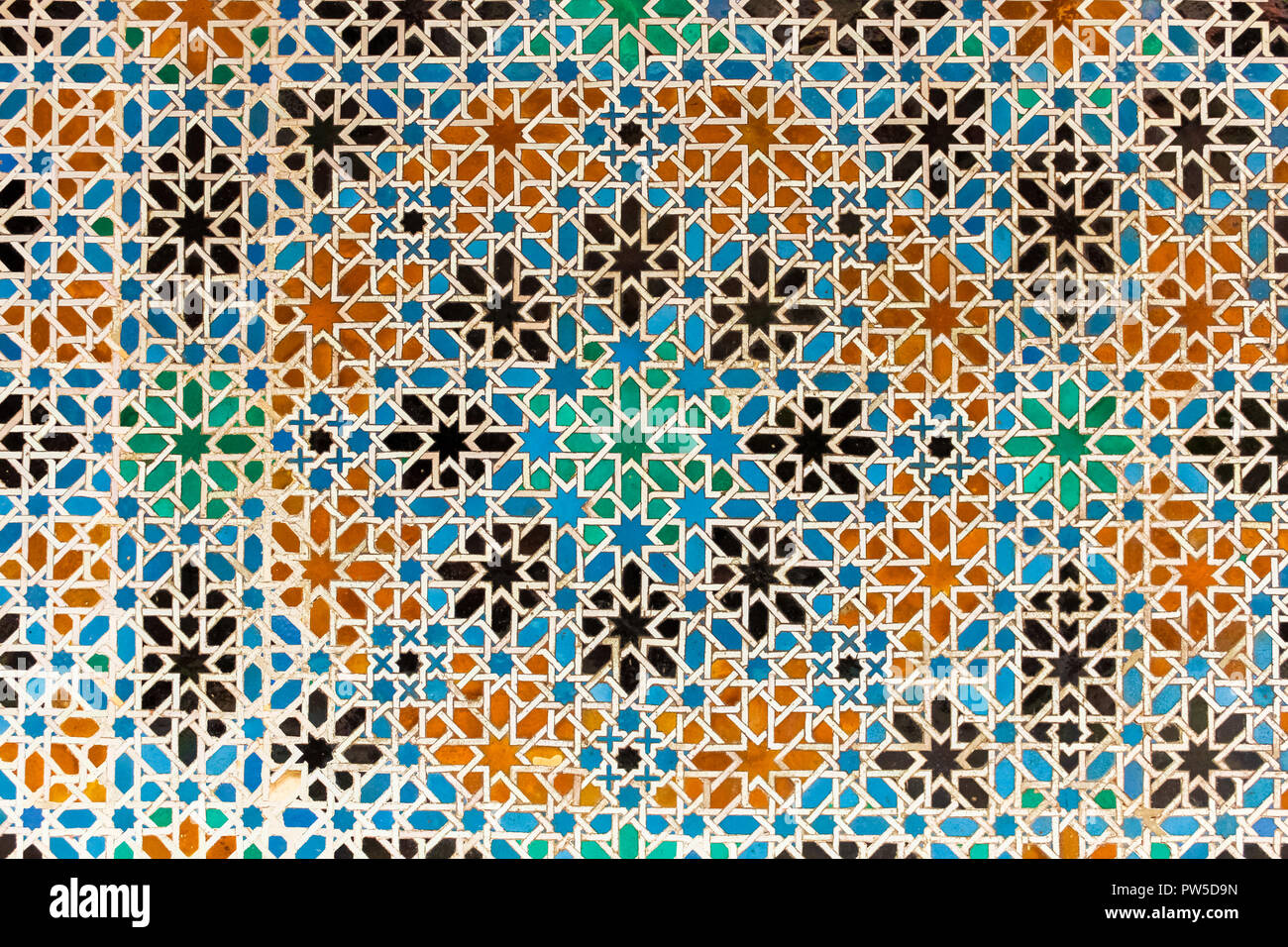 Geometrische islamischen/Muslimische/arabische Muster in großen Close-up Detail, von Granada, Spanien. Stockfoto Geometrische islamischen/Muslimische/arabische Muster in großen Close-up Detail, von Granada, Spanien. Stockfoto
