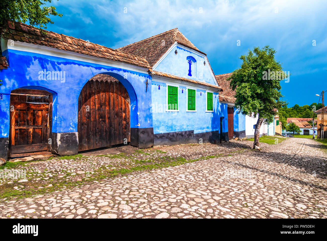 Viscri, Brasov, Rumänien: blau lackiert, traditionellen Haus aus Viscri Dorf, Siebenbürgen, Deutsche Sächsische Gemeinschaft Stockfoto