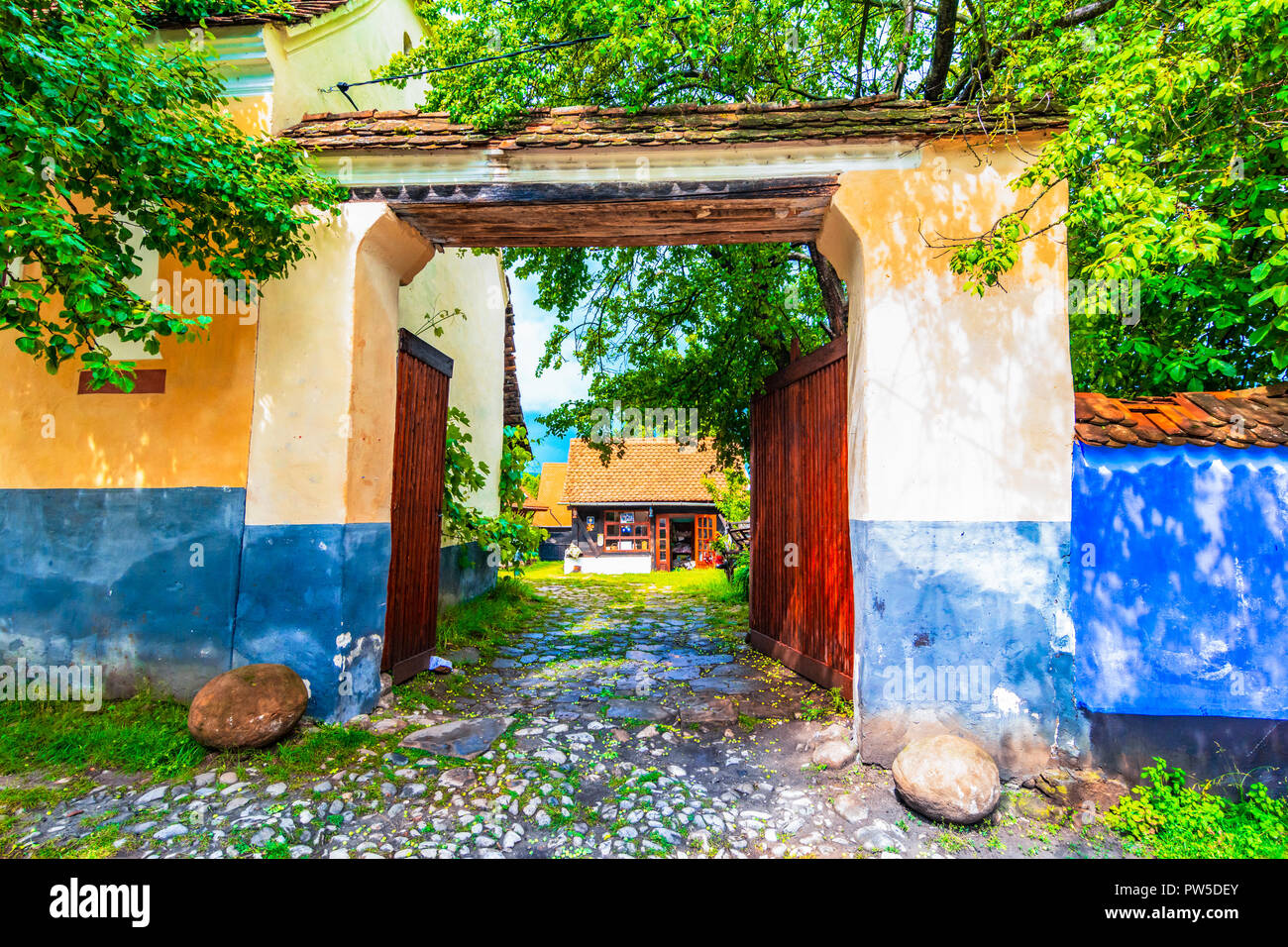 Viscri, Brasov, Rumänien: blau lackiert, traditionellen Haus aus Viscri Dorf, Siebenbürgen, Deutsche Sächsische Gemeinschaft Stockfoto