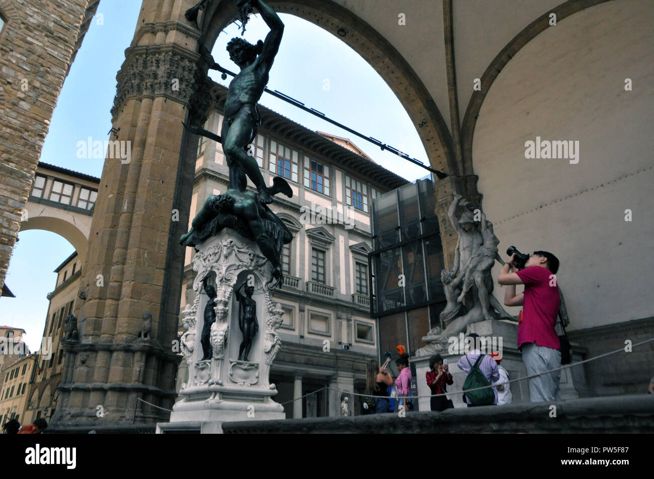 Florenz, Italien, 12. Juni 2016: Die Statue der griechischen Helden Perseus auf dem zentralen Platz unter den Kolonnaden. Toskana, Italien Stockfoto