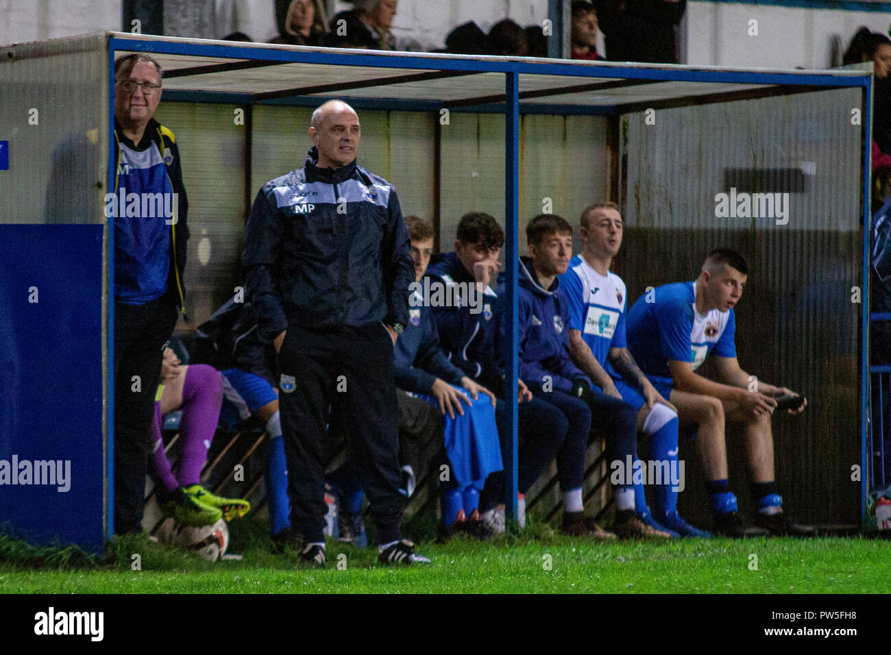 Port Talbot, Wales. 12. Oktober, 2018. Port Talbot Town Hosts lokale Rivalen Afan Lido in Victoria Road in der Welsh Football League Division One. Lewis Mitc Stockfoto