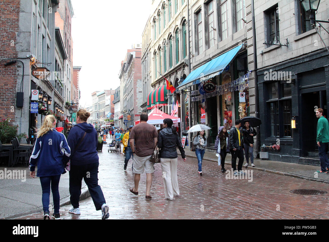 Menschen zu Fuß im Regen durch die historischen Centre ville Montreal, Quebec, Kanada Stockfoto