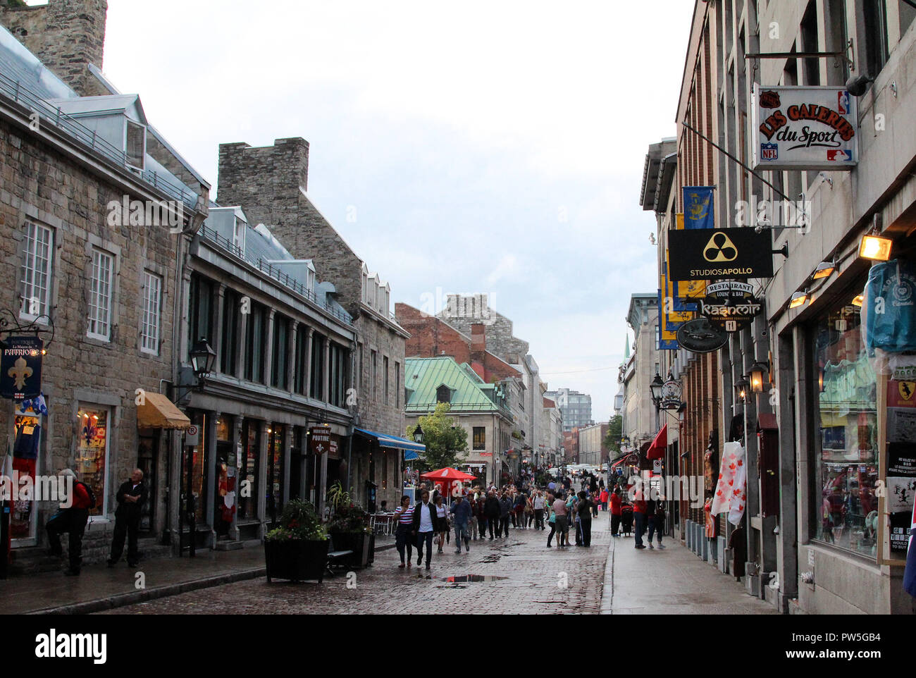 Menschen zu Fuß im Regen durch die historischen Centre ville Montreal, Quebec, Kanada Stockfoto