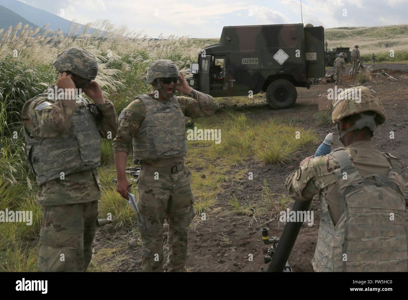 Lager FUJI, JAPAN (Sept. 19, 2017) US-Armee SPC. Dallas Graham, ein mortarman aus der Zentrale, die Konzernzentrale, 3.Bataillon, 21 Infanterie Regiment, 1 Stürmer Brigade Combat Team, 25 Infanterie Division, lenkt seine Mörser Team beim Abfeuern 81 mm Mörser runden als Teil der Übung Orient Shield 2017 am Lager Fuji, Japan, Sept. 19, 2017. Die Übung ist so konzipiert, den USA und Japan zur Bekämpfung der Bereitschaft und der Interoperabilität auf der taktischen Ebene zu verbessern, während der Ausbau der bilateralen Beziehungen und die Demonstration USA lösen die sicherheitspolitischen Interessen von Freunden und Verbündeten in der Regio zu unterstützen. Stockfoto