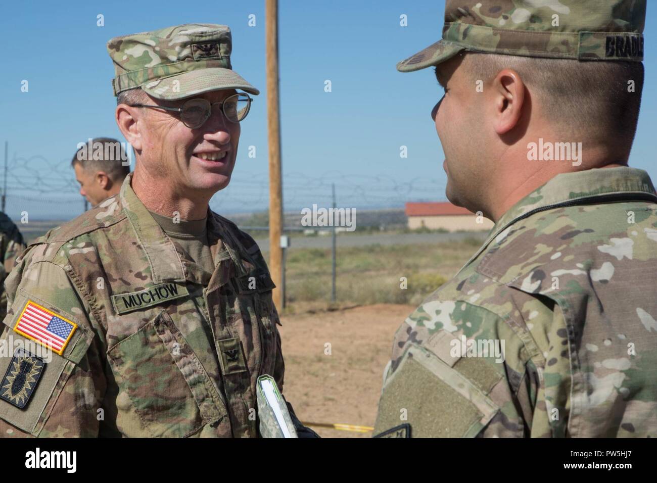 Us-Armee Oberst Marty Muchow (links) und Maj. Patrick Bradley (rechts) sprechen über Prominente Jagd auf Onate National Guard Complex, New York, Sept. 20, 2017. Die Prominente Jagd Übung bringt in Bundes-, Landes- und lokalen Agenturen zu den 20 chemischen, biologischen, nuklearen Sprengstoff (CBRNE) Befehl zu bestätigen als Teil des Nationalen Technischen nuklearen Forensik (NTNF) Sammlung Task Force (GCTF). Stockfoto