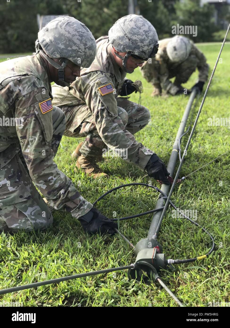 Us-Armee Soldaten zu den 558 . Transport Unternehmen zugewiesen, 10 Transport Bataillon, 7 Transport Brigade (Auslandseinsätze) zusammenbauen Ein OE-254 Radio Antenne während der ersten des Unternehmens "Wartung Rodeo" Wettbewerb in der dritten Port, Joint Base Langley-Eustis, Va., Sept. 20, 2017. Soldaten in verschiedenen zeitgesteuerten Wartungsarbeiten an sechs verschiedenen Stationen konkurrierten. Stockfoto