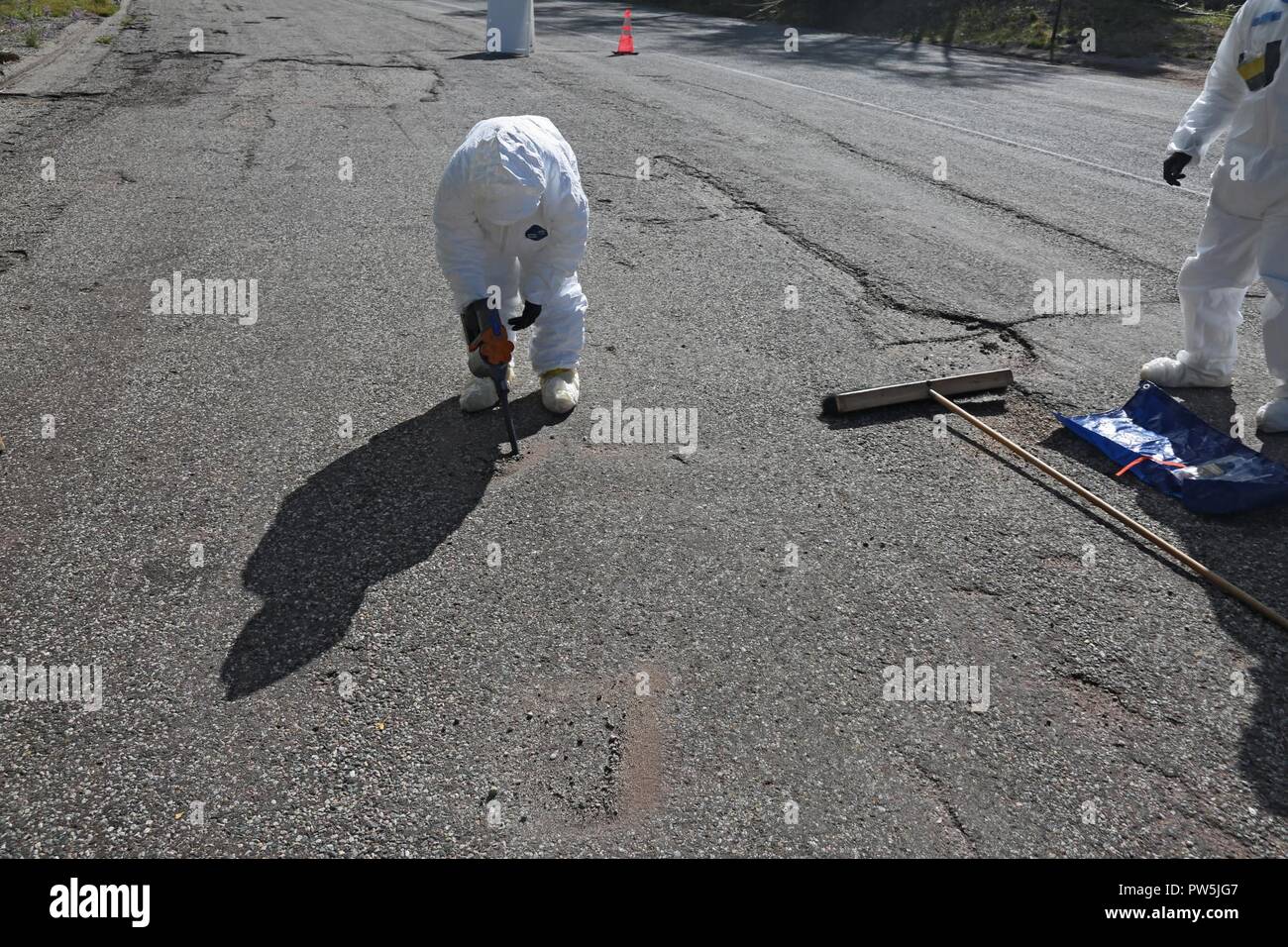 Us-Armee Sgt. Rosina Scott zum 20. Chemische, biologische, nukleare, Sprengstoffe (CBRNE) Befehl zugewiesen, sammeln Boden base Proben in der Nähe von simulierten Detonation in Santa Fe, New Mexico, Sept. 21, 2017. Die Prominente Jagd Übung bringt in Bundes-, Landes- und lokalen Agenturen zu validieren 20 CBRNE-Befehl als Teil des Nationalen Technischen nuklearen Forensik (NTNF) Sammlung Task Force (GCTF). Stockfoto