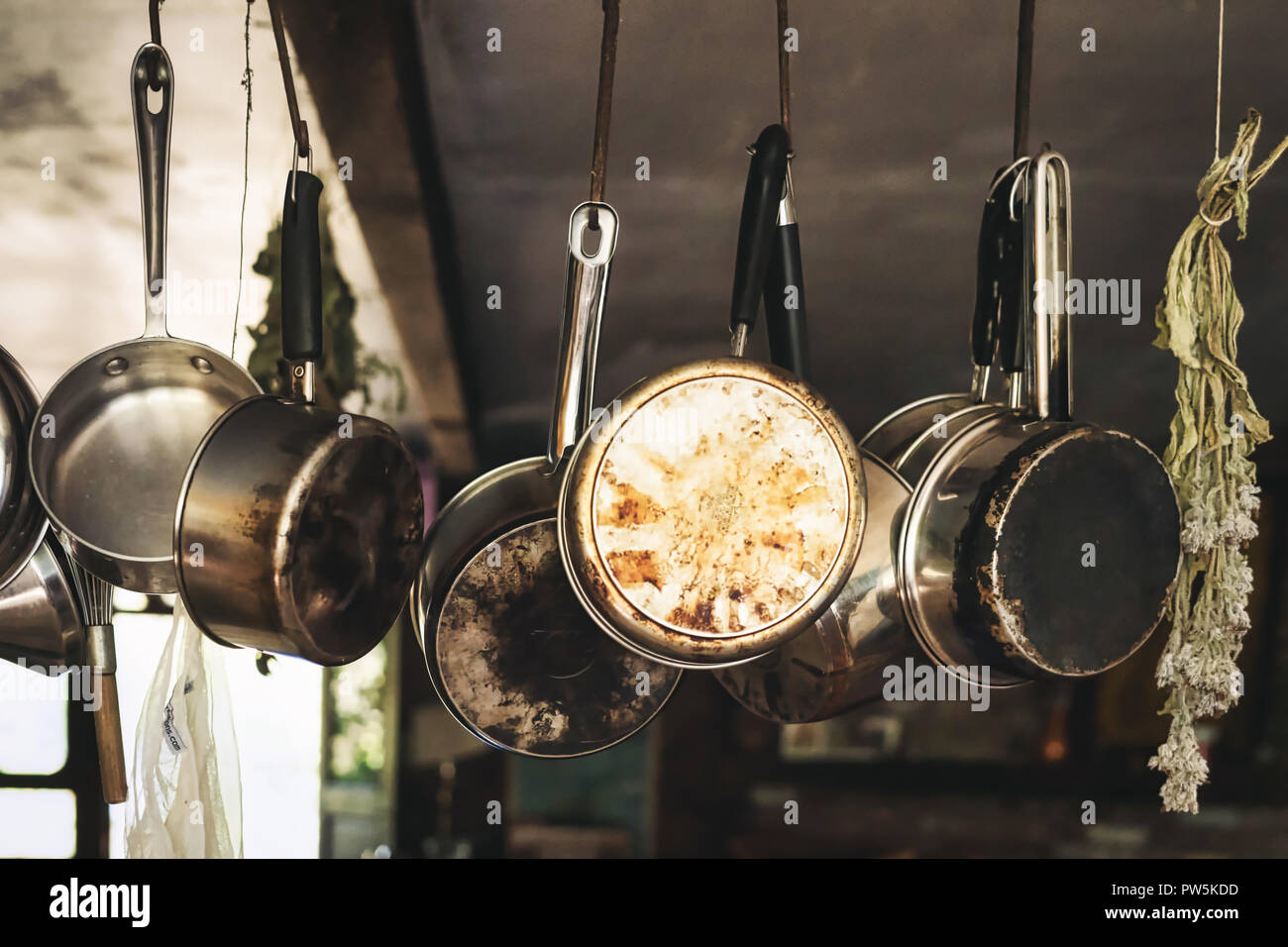 Töpfe und Pfannen auf hängenden Haken in einer Farm Küche Stockfotografie -  Alamy