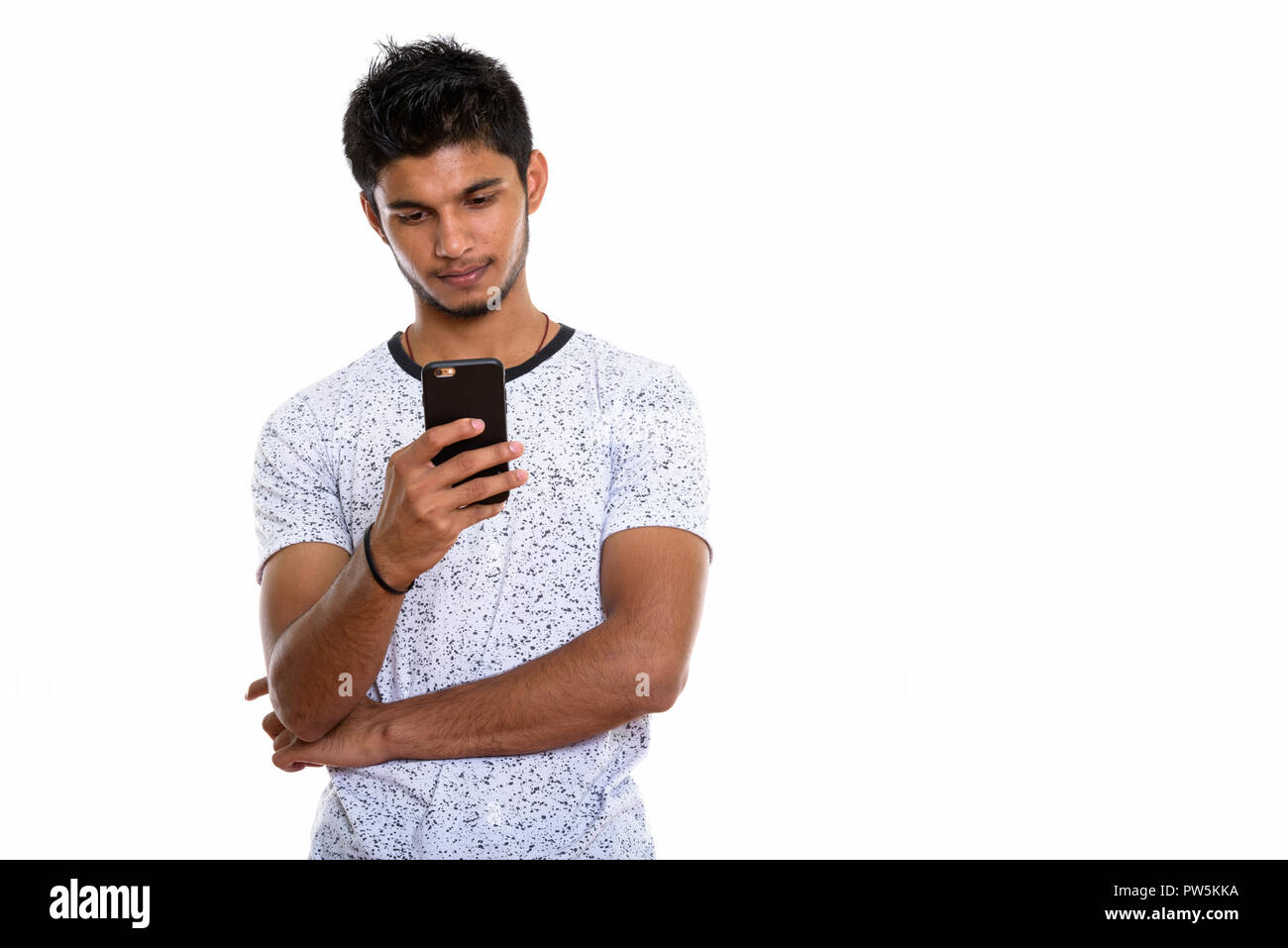 Studio shot der jungen schönen Indischen über Handy Mann Stockfoto