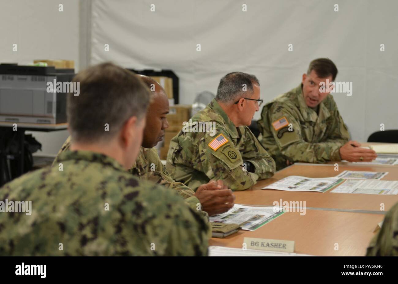 CAMP KARLIKI-Unit Kommandanten und Command Sergeant Majors vom 4 Infanterie Division und 1 Infanterie Division beginnen die Treffen mit General Curtis Scaparrotti, der Kommandeur der US-European Command und dem Obersten Alliierten Befehlshaber Europa der NATO Allied Command Operations, am Lager Karliki, Polen, 19.09.22. Der Brief ist auf der 1.-ID's, die eingehende Einheit, Fortschritt und Pläne vorwärts zu bewegen. Die Einheit ist in Europa unter Atlantic lösen. Atlantic Lösen zeigt das US-Engagement für die NATO von US-drehen-basierte Einheiten durch das europäische Theater und Training mit NATO-Partnern ein Stockfoto