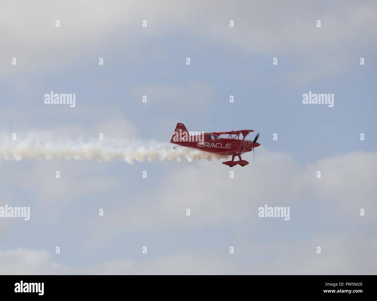 Die "Oracle Challenger", pilotiert von Sean D. Tucker, vervollständigt ein Kunstflug Manöver während des Marine Corps Air Station Miramar Air Show 2017 an Bord der MCAS Miramar, Calif., Sept. 22. Das Thema für die Air Show ist "ein Gruß an Vietnam Veteranen" und verfügt über mehrere Aufführungen und zeigt Respekt für die Opfer, die Vietnam Veteranen zu bezahlen. "Die 2017 MCAS Miramar Air Show gibt der Öffentlichkeit und aktuelle Service Mitglieder Gelegenheit, Danke zu sagen zu den Veteranen des Vietnamkriegs", sagte Oberst Jason Woodworth, kommandierender Offizier der MCAS Miramar. "Unser Ziel ist es, die Veteranen, die das c zu erinnern Stockfoto