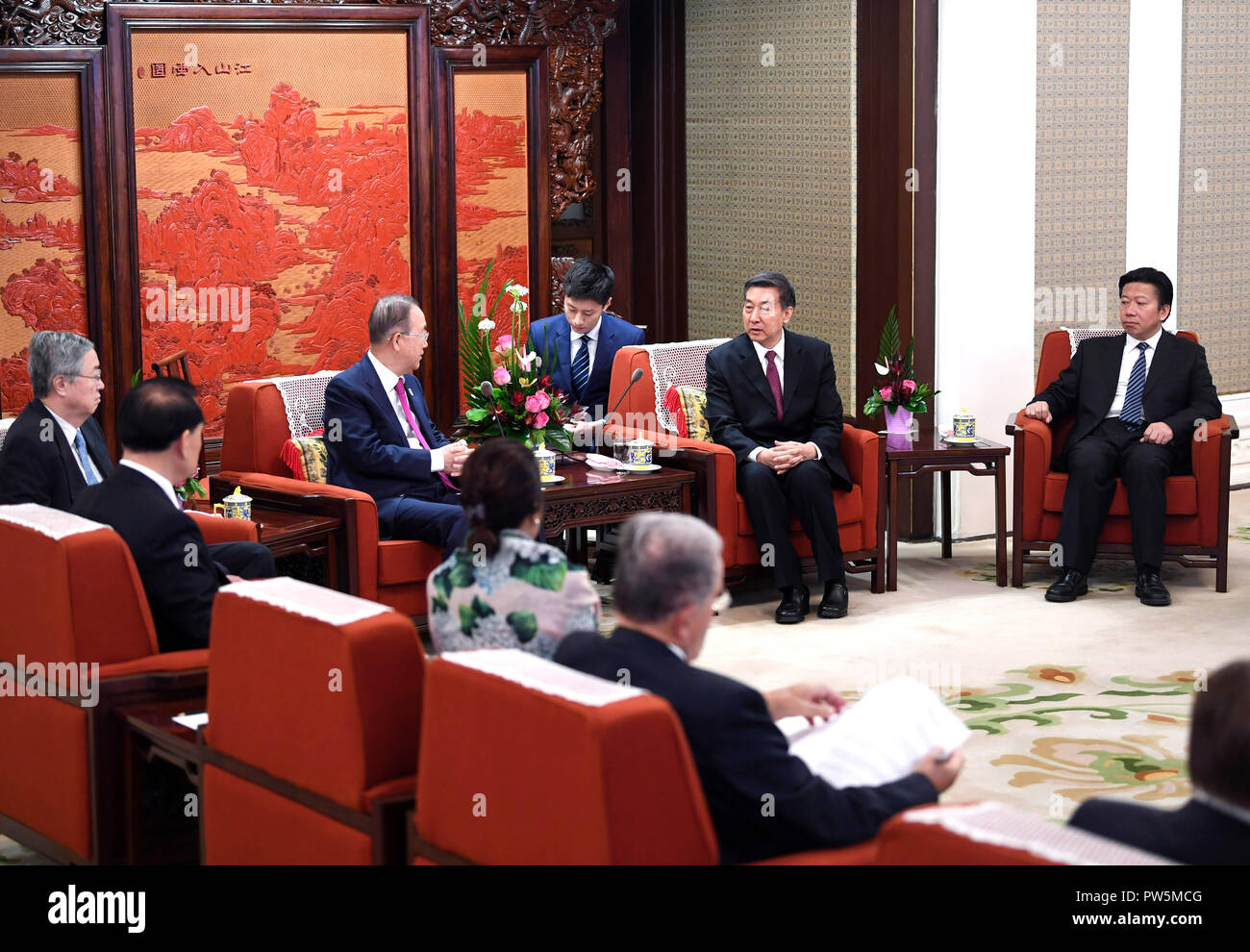 Peking, China. 12 Okt, 2018. Chinesischen Staatsrat Wang Yong trifft sich mit Boao Forum für Asien (BFA) Vorstände in Peking, der Hauptstadt von China, Okt. 12, 2018. Credit: Yan Yan/Xinhua/Alamy leben Nachrichten Stockfoto