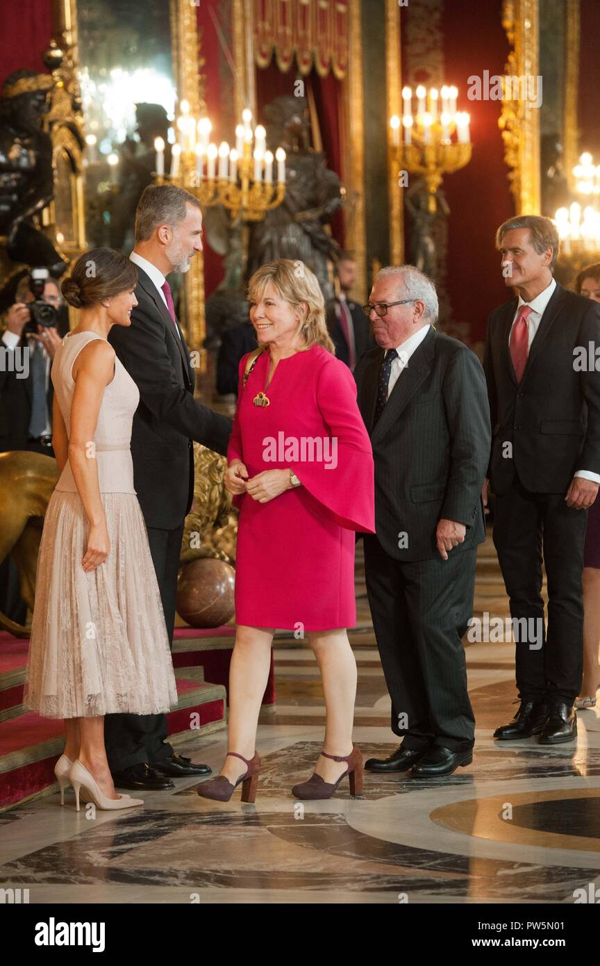 Spanischen Könige Felipe VI und Letizia Ortiz an einer Rezeption im Königlichen Palast während der als Dia de la Hispanidad, Spanischen Tag in Madrid bekannt, am Freitag Boutique-shop Oktober, 2018 Stockfoto