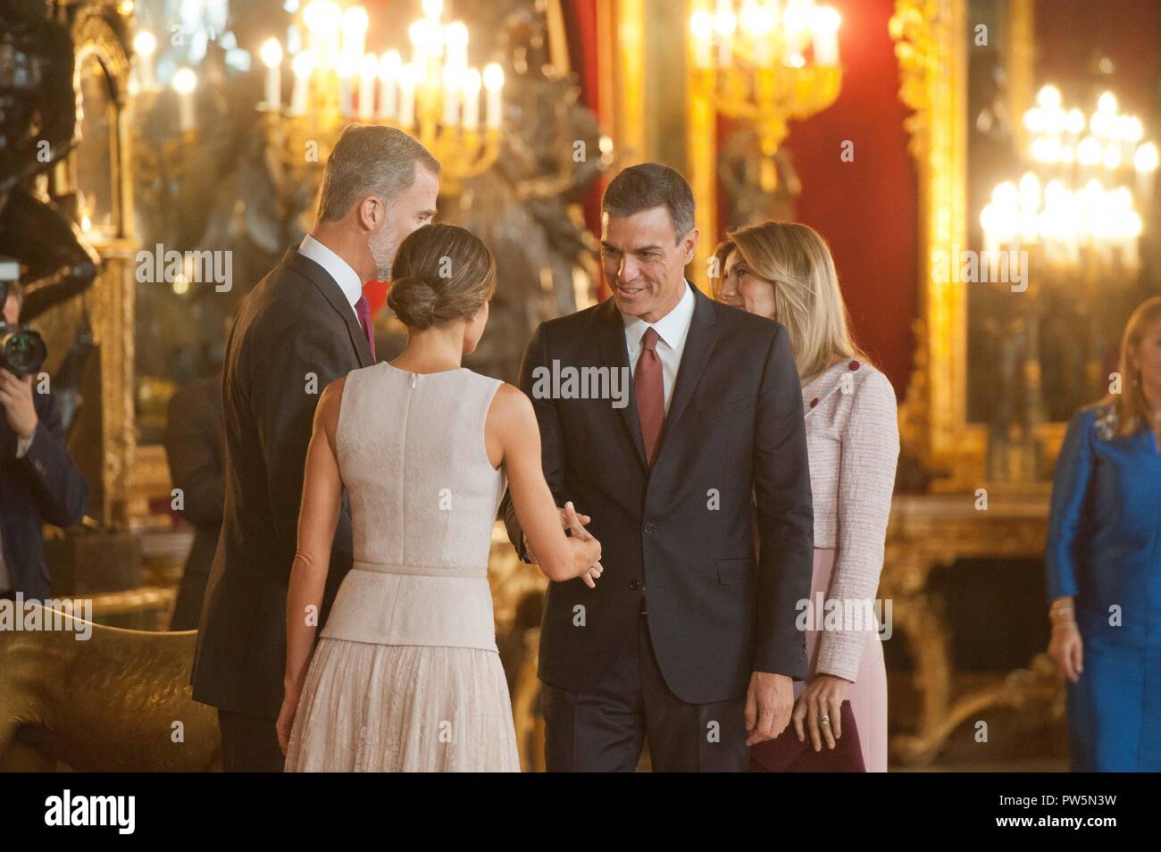 Spanischen Könige Felipe VI und Letizia Ortiz an einer Rezeption im Königlichen Palast während der als Dia de la Hispanidad, Spanischen Tag in Madrid bekannt, am Freitag Boutique-shop Oktober, 2018 Stockfoto