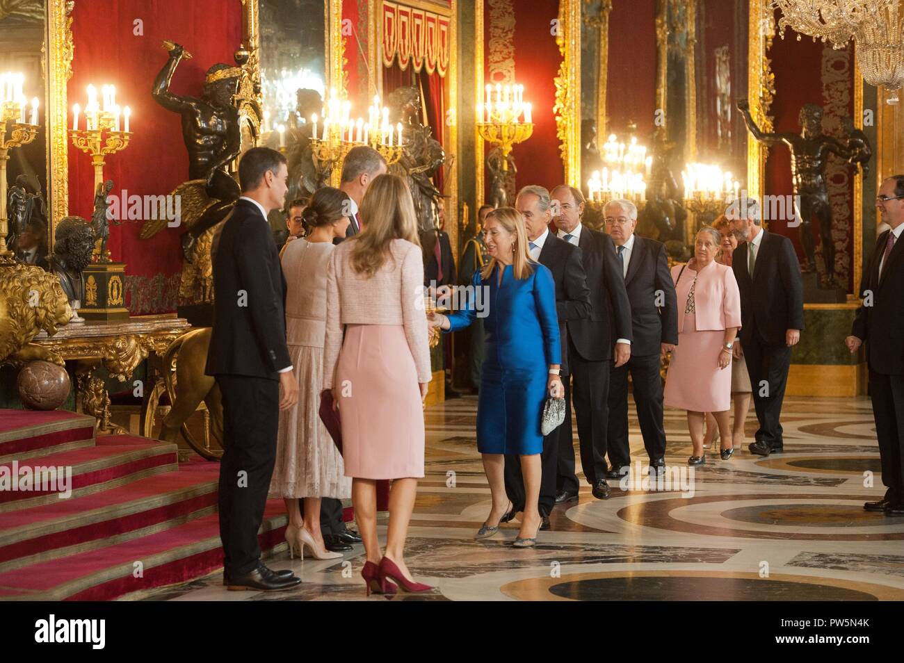 Spanischen Könige Felipe VI und Letizia Ortiz an einer Rezeption im Königlichen Palast während der als Dia de la Hispanidad, Spanischen Tag in Madrid bekannt, am Freitag Boutique-shop Oktober, 2018 Stockfoto