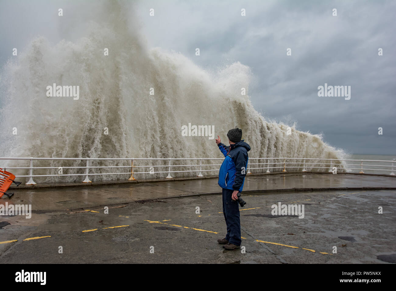 Aberystwyth, Wales, UK. 12. Oktober, 2018. Sturm Callum Wellen in Aberystwyth Wales. Okt 2018. Credit: Paul Williams/Alamy leben Nachrichten Stockfoto