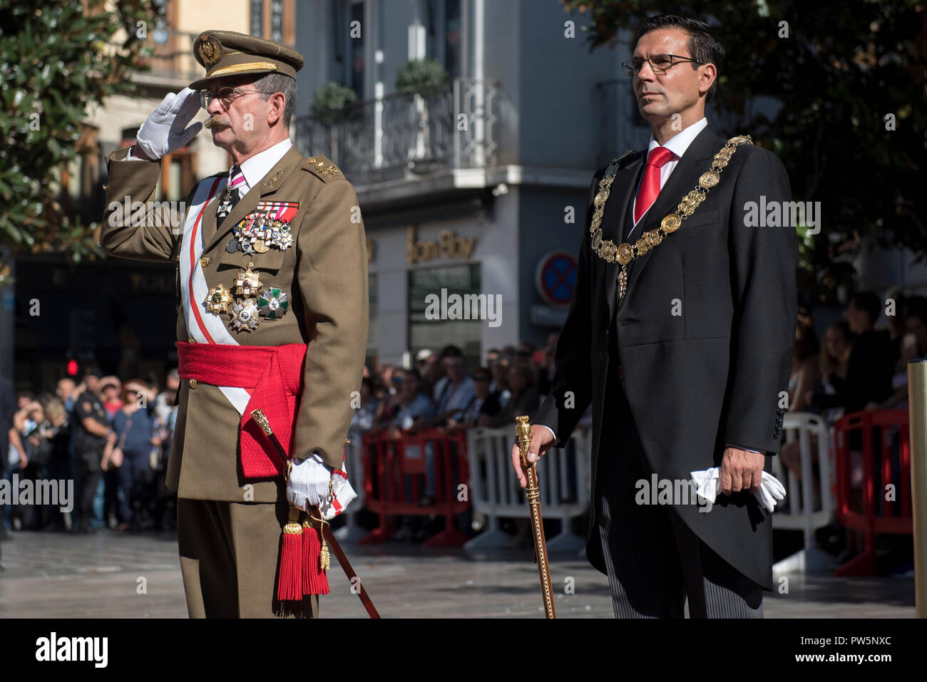 Granada's Bürgermeister Paco Cuenca (rechts) während der militärischen Gruß in den Nationalen Tag. In Spanien jeder 12. Oktober gefeiert wird, die Hispanic Tag, dieses Fest erinnert an die Ankunft von Christoph Kolumbus nach Amerika. Stockfoto