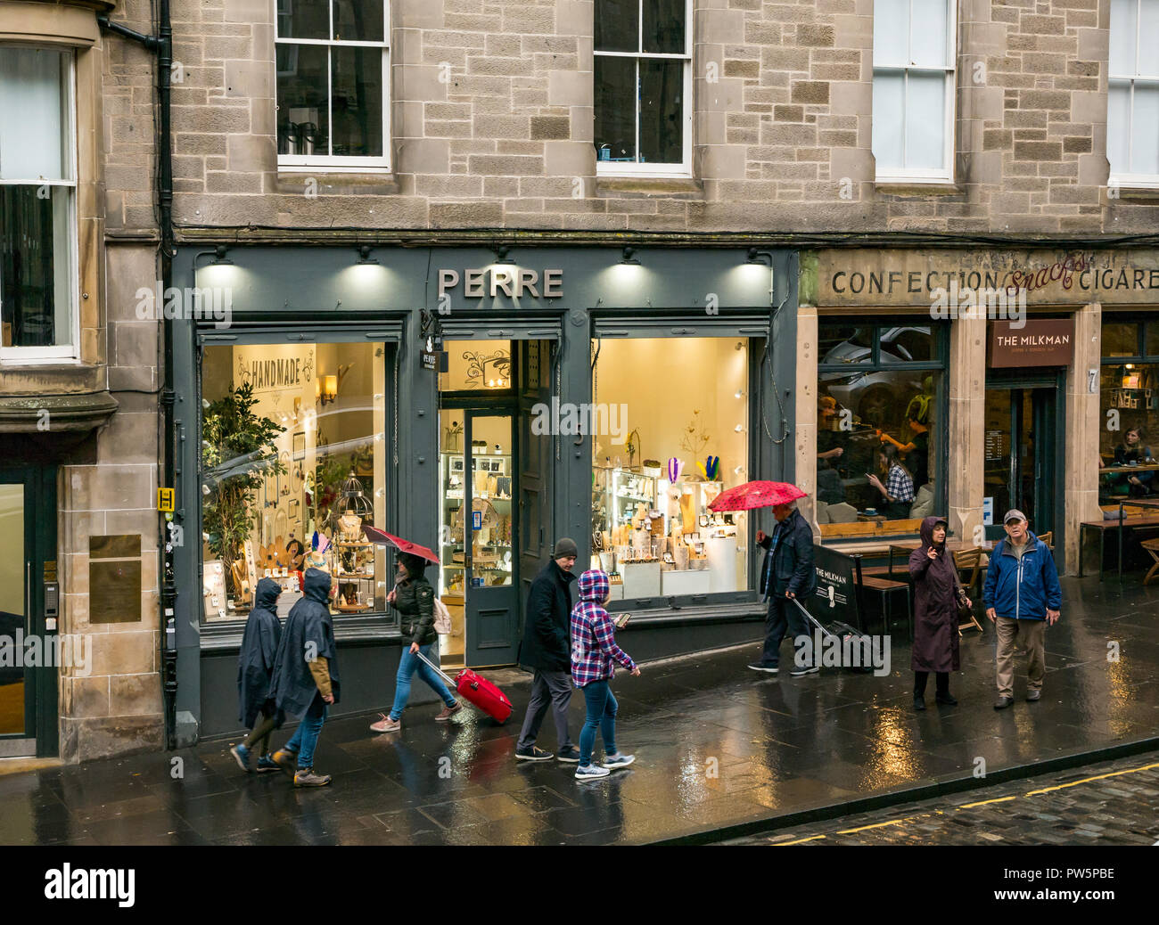 Edinburgh, Schottland, Großbritannien, 12. Oktober 2018. UK Wetter: Regen läutet die Ankunft der Sturm Callum in der Hauptstadt, aber nicht die Touristen abschrecken. Menschen Sonnenschirme halten vorbei an den Schaufenstern auf Cockburn Street im Regen Stockfoto