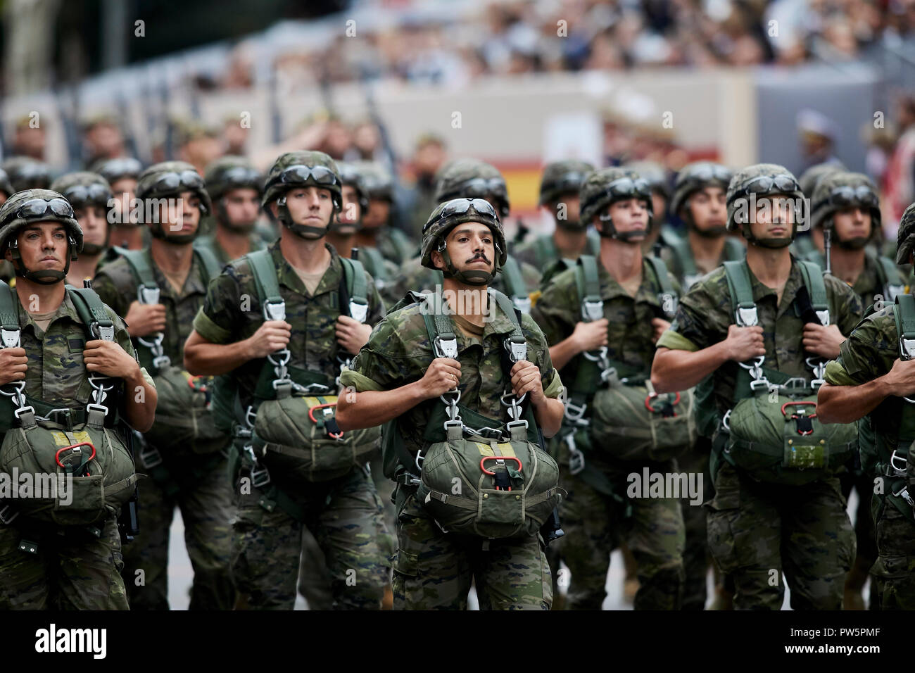 Soldaten gesehen marschieren während des Spanischen Nationalen Tag Militärparade in Madrid. Die spanische Königsfamilie nahmen an der jährlichen nationalen Tag militärische Parade in der Hauptstadt statt. Tausende von Soldaten hat Teil an der Parade. Stockfoto