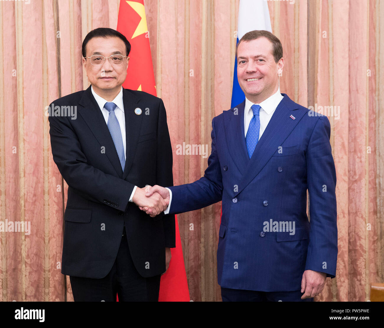 Duschanbe, Tadschikistan. 12 Okt, 2018. Chinesische Ministerpräsident Li Keqiang (L) trifft sich mit der russische Ministerpräsident Dimitri Medwedew in Duschanbe, Tadschikistan, am Okt. 12, 2018. Credit: Huang Jingwen/Xinhua/Alamy leben Nachrichten Stockfoto