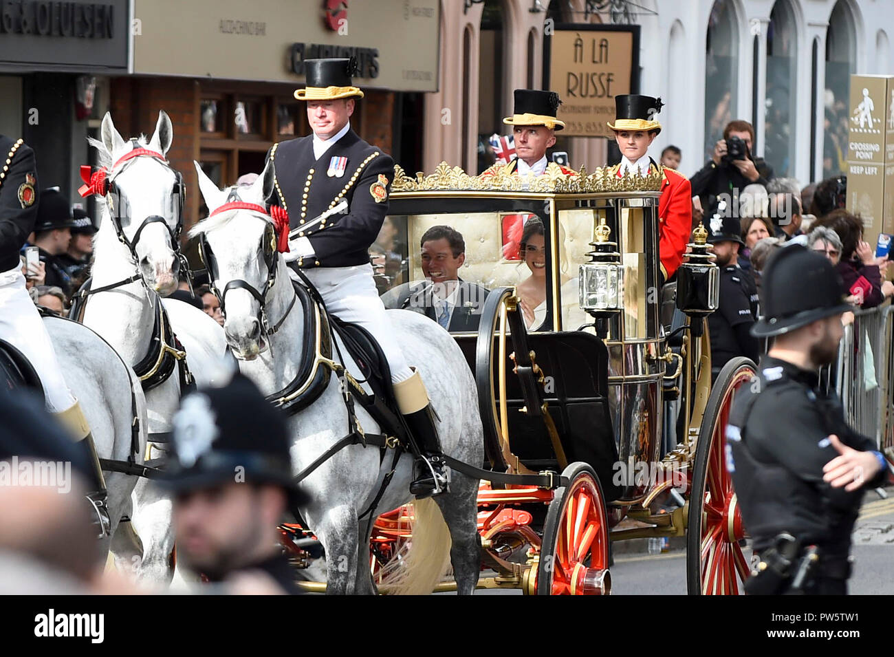 Windsor, Großbritannien. 12. Oktober 2018. Neu Prinzessin Eugenie und Jack Brooksbank vorbei mit der Pferdekutsche in Windsor geheiratet. Prinzessin Eugenie, 28, eine Tochter der Queen's drittes Kind Prinz Andrew und seine ex-Frau Sarah Ferguson, verheiratet Jack Brooksbank, eine 32-jährige Getränke Executive, in Windsor Castle, bevor Sie an einer kurzen Beförderung einer Prozession durch die Stadt Windsor. Dies ist der zweite königliche Hochzeit in Windsor 2018, Prinz Harry verheiratet Meghan Markle im Mai. Credit: Stephen Chung/Alamy leben Nachrichten Stockfoto