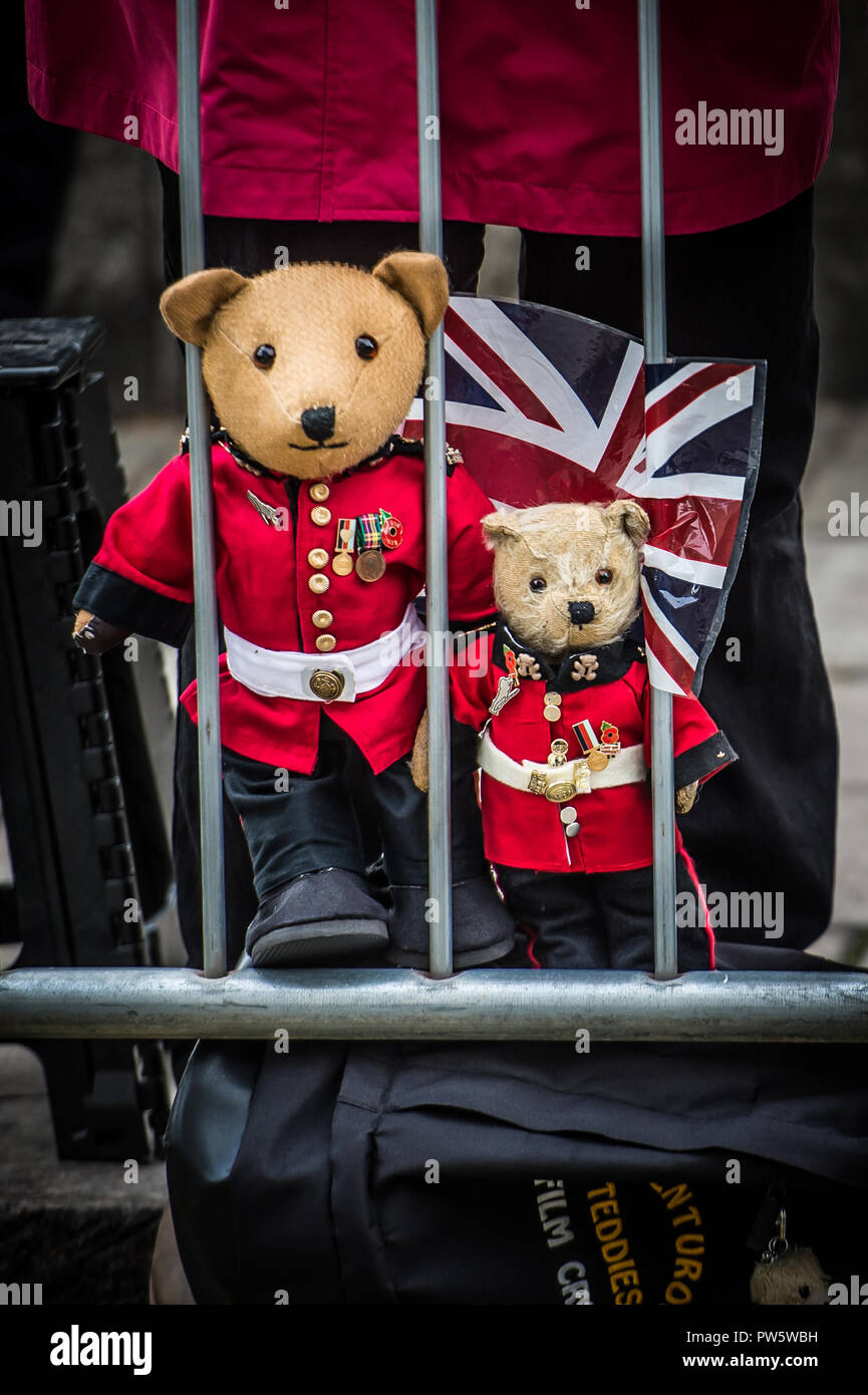 Windsor, Großbritannien. 12. Oktober, 2018. Auch wisher brachte teddie Bären in Soldaten Uniformen der königlichen Hochzeit von Prinzessin Eugenie & Jack Brooksbank in Windsor Credit gekleidet: IAN SKELTON/Alamy leben Nachrichten Stockfoto Windsor, Großbritannien. 12. Oktober, 2018. Auch wisher brachte teddie Bären in Soldaten Uniformen der königlichen Hochzeit von Prinzessin Eugenie & Jack Brooksbank in Windsor Credit gekleidet: IAN SKELTON/Alamy leben Nachrichten Stockfoto