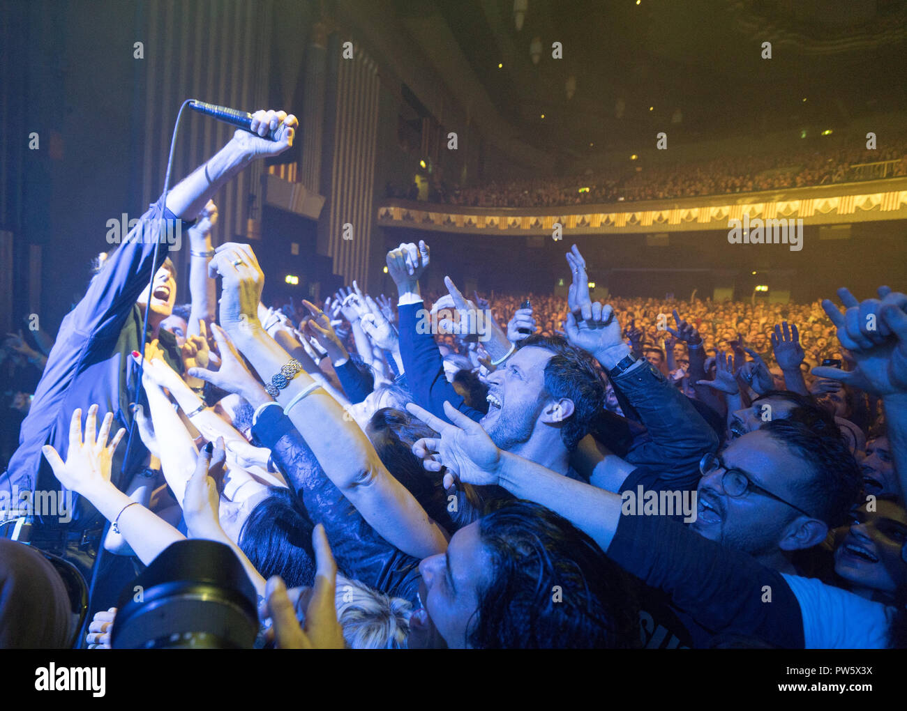 London, Großbritannien. 12. Oktober, 2018. Brett Anderson von Wildleder die Interaktion mit dem Publikum bei Eventim Hammersmith Apollo in London. Foto Datum: Freitag, 12 Oktober, 2018. Credit: Roger Garfield/Alamy leben Nachrichten Stockfoto