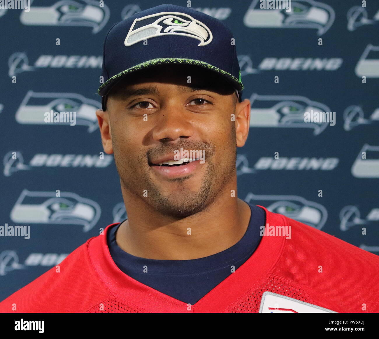 London, Großbritannien. 12. Oktober, 2018. Quarterback Russell Wilson an der Seattle Seahawks Pressekonferenz und Praxis an der Waldung, Chandlers Cross, Watford, UK vor ihren NFL UK Internationale Reihe Spiel vs Oakland Raiders, Wembley Stadion, London, UK, 12. Oktober 2018 Credit: KEITH MAYHEW/Alamy leben Nachrichten Stockfoto