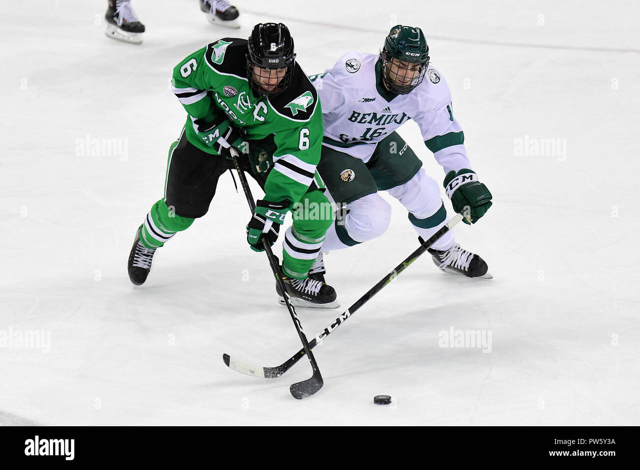 Oktober 12, 2018 während der NCAA Men's College Hockey Spiel zwischen der Universität von North Dakota Kampf gegen die Falken und die Bemidji Biber am Sanford Zentrum in Bemidji, Minnesota. Bemidji Zustand gewann 2-1. Foto von Russell Hons/CSM Stockfoto