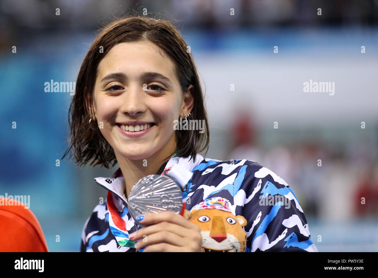 Buenos Aires 12 Okt 2018 Silbermedaillengewinner Delfina Narella Pignatiello Von Argentinien Posen Fur Fotos Die Wahrend Der Verleihung Der Frauen 400 M Freistil An Die 2018 Summer Youth Olympic Games In Buenos