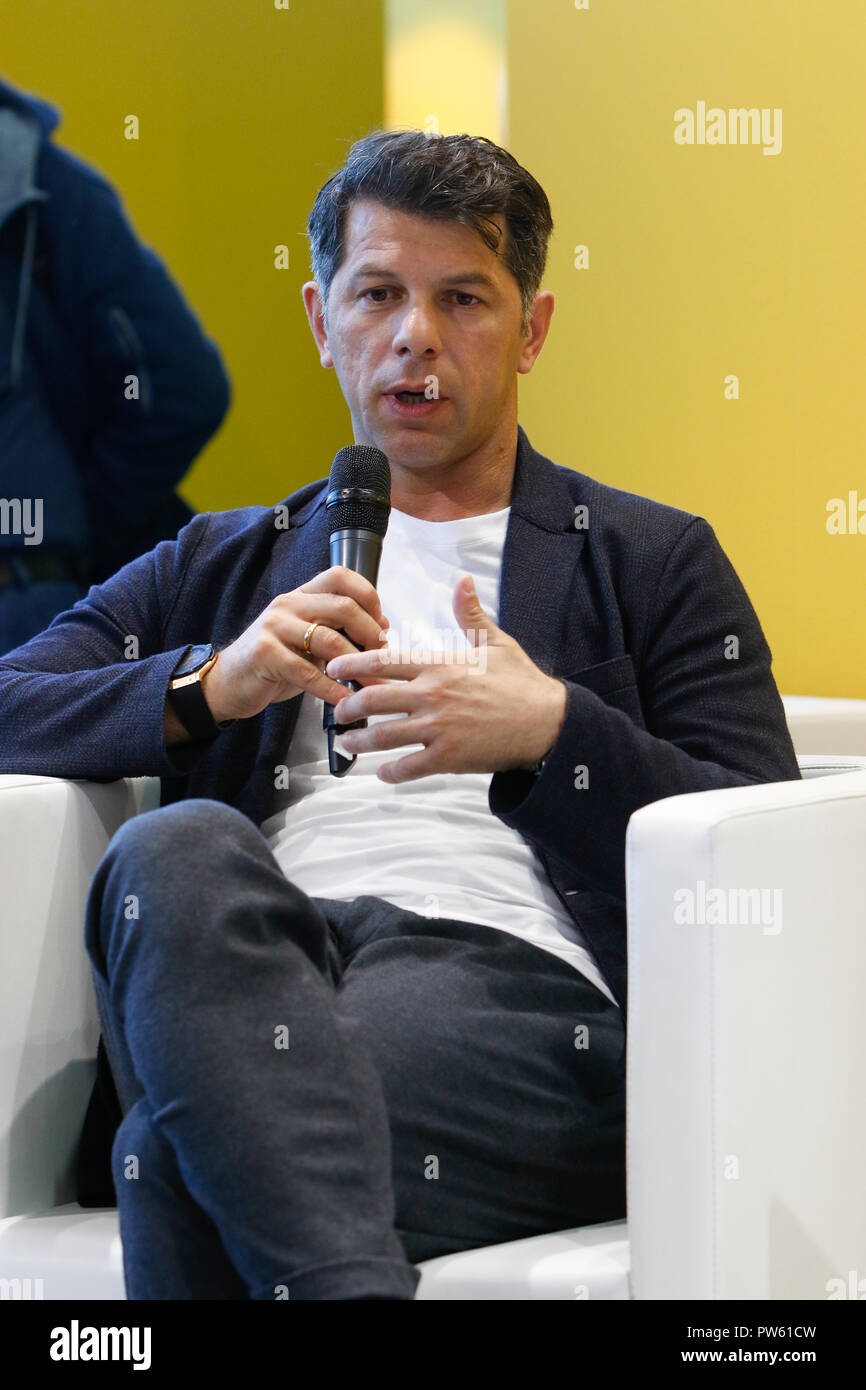 Frankfurt am Main, Deutschland. 13. Oktober 2018. Pensionierte Georgische Internationale Fußballspieler und Präsident des Georgischen Fußballverband Levan Kobiashvili spricht bei einem Gespräch auf der Frankfurter Buchmesse. Die 70. Frankfurter Buchmesse 2018 ist die weltweit größte Buchmesse mit über 7.000 Ausstellern und über 250.000 erwarteten Besucher. Es ist geöffnet vom 10. bis zum 14. Oktober mit der letzten zwei Tage für die Öffentlichkeit geöffnet wird. Quelle: Michael Debets/Alamy leben Nachrichten Stockfoto