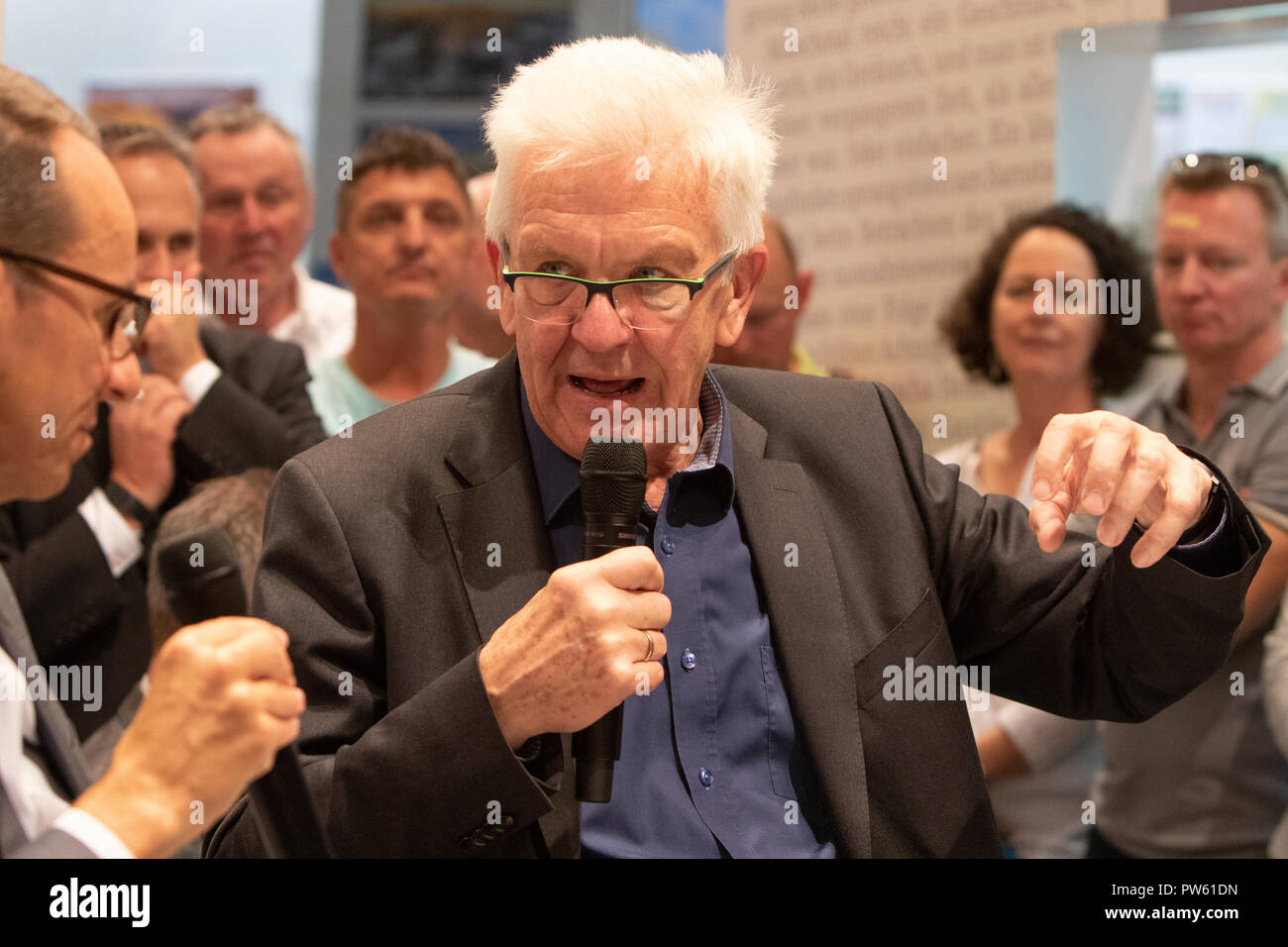 Frankfurt am Main, Deutschland. 13. Oktober 2018. Winfried Kretschmann, Ministerpräsident von Baden-Württemberg, spricht bei einem Gespräch auf der Frankfurter Book-Fair. Die 70. Frankfurter Buchmesse 2018 ist die weltweit größte Buchmesse mit über 7.000 Ausstellern und über 250.000 erwarteten Besucher. Es ist geöffnet vom 10. bis zum 14. Oktober mit der letzten zwei Tage für die Öffentlichkeit geöffnet wird. Quelle: Michael Debets/Alamy leben Nachrichten Stockfoto