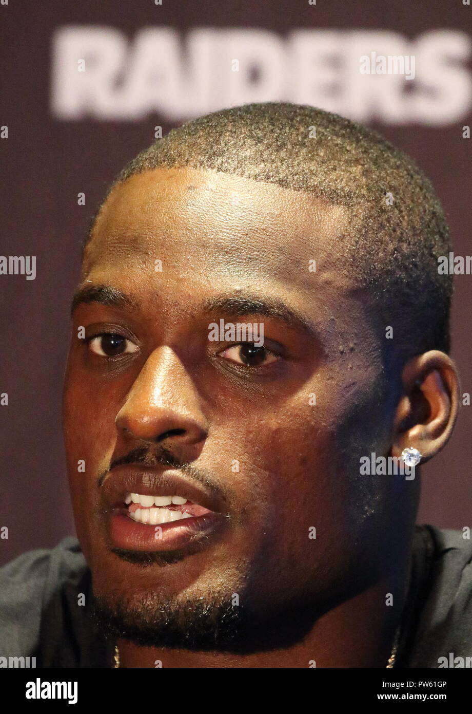 London, Großbritannien. 12. Oktober, 2018. Linebacker Tahir Whitehead an der Oakland Raiders Pressekonferenz im Hilton London, Wembley, Großbritannien vor ihren NFL UK Internationale Reihe Spiel vs Seattle Seahawks, Wembley Stadion, London, UK, 12. Oktober 2018 Foto von Keith Mayhew Credit: KEITH MAYHEW/Alamy leben Nachrichten Stockfoto