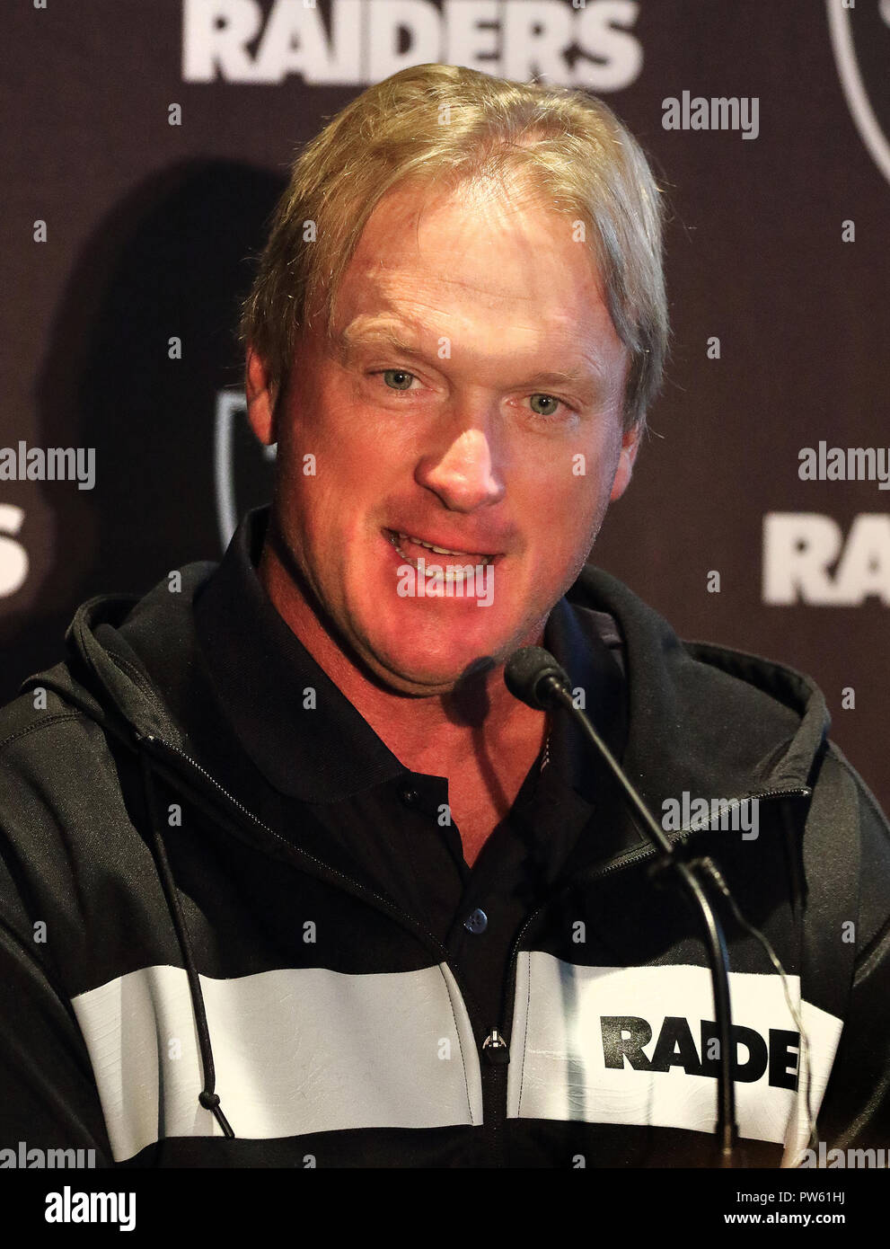 London, Großbritannien. 12. Oktober, 2018. Head Coach Jon Gruden am Oakland Raiders Pressekonferenz im Hilton London, Wembley, Großbritannien vor ihren NFL UK Internationale Reihe Spiel vs Seattle Seahawks, Wembley Stadion, London, UK, 12. Oktober 2018 Foto von Keith Mayhew Credit: KEITH MAYHEW/Alamy leben Nachrichten Stockfoto