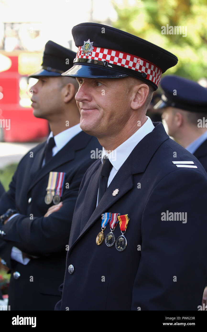 London, UK, 13. Oktober 2018, im Rahmen der Feierlichkeiten zu 100 Jahre seit der Feuerwehren Union (FBU) gebildet wurde, eine offizielle Kranzniederlegung fand an der Nationalen Feuerwehrmänner' Memorial in St. Paul's Cathedral in London. Mehr als 50 Kränze wurden in Erinnerung an die gefallenen Feuerwehrmänner aus allen Feuerwehr in Großbritannien gelegt. Nach dieser Zeremonie, eine feierliche Prozession ging über die Millennium Bridge zu Southwark Cathedral, wo ein Service statt, darunter Lesungen, Lyrik, Geschichten und Musik zu feiern 100 Jahre der FBU. Credit Keith Larby/Alamy leben Nachrichten Stockfoto