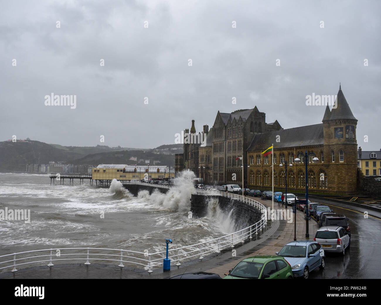 Alte Universität Aberystwyth, Aberystwyth, Ceredigion, Wales. 13. Oktober 2018. Sturm Callum zerschlägt die Promenade vor der Alten Universität. Credit: Rhodri Jones/Alamy leben Nachrichten Stockfoto