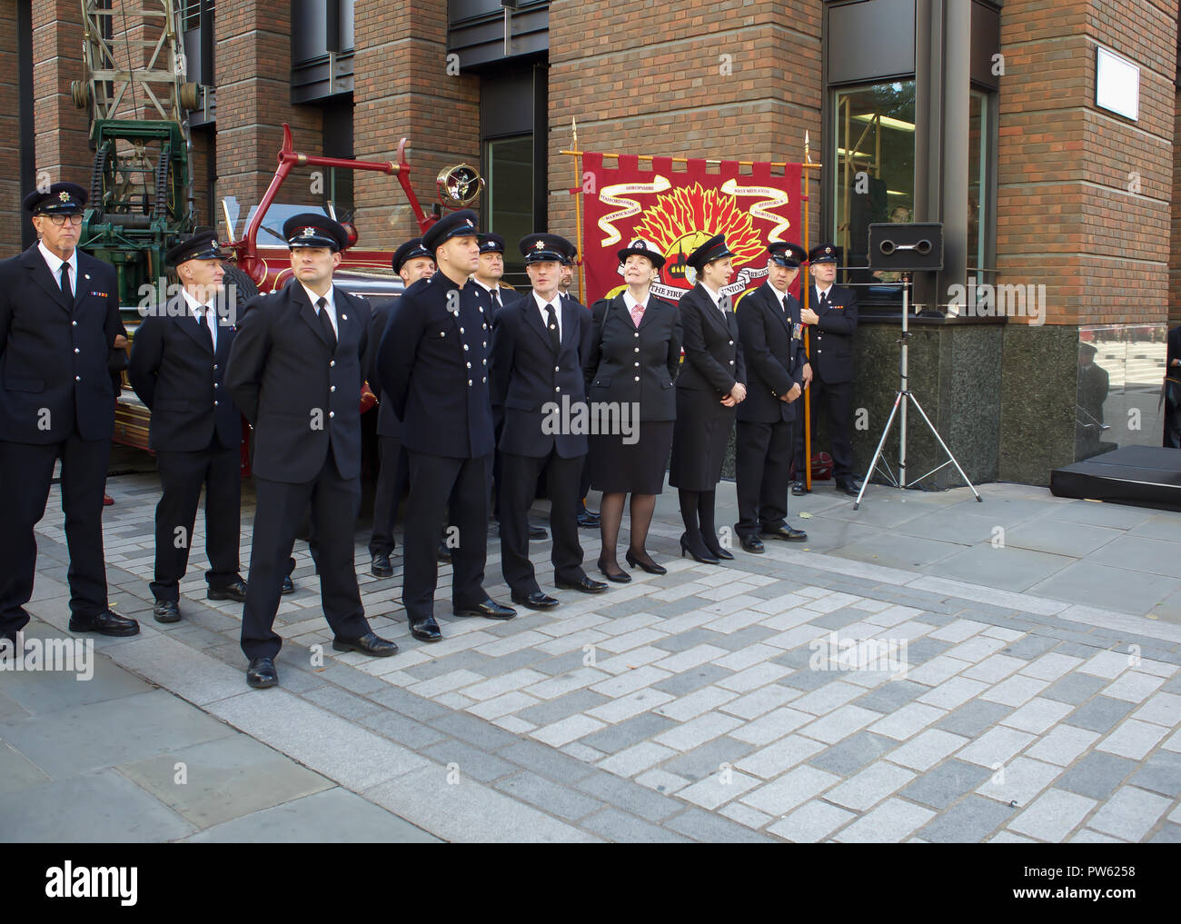 London, UK, 13. Oktober 2018, im Rahmen der Feierlichkeiten zu 100 Jahre seit der Feuerwehren Union (FBU) gebildet wurde, eine offizielle Kranzniederlegung fand an der Nationalen Feuerwehrmänner' Memorial in St. Paul's Cathedral in London. Mehr als 50 Kränze wurden in Erinnerung an die gefallenen Feuerwehrmänner aus allen Feuerwehr in Großbritannien gelegt. Nach dieser Zeremonie, eine feierliche Prozession ging über die Millennium Bridge zu Southwark Cathedral, wo ein Service statt, darunter Lesungen, Lyrik, Geschichten und Musik zu feiern 100 Jahre der FBU. Credit Keith Larby/Alamy leben Nachrichten Stockfoto