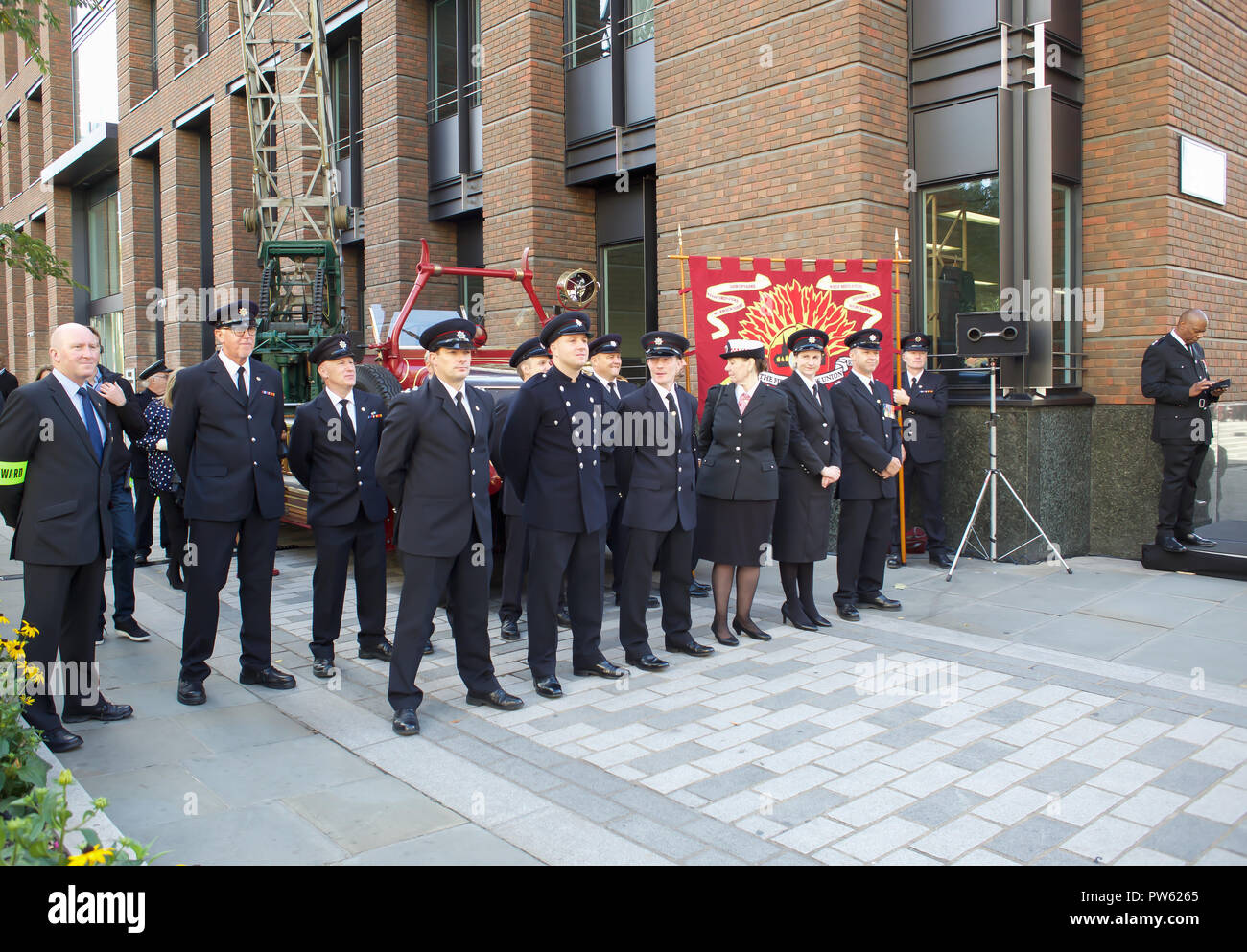 London, UK, 13. Oktober 2018, im Rahmen der Feierlichkeiten zu 100 Jahre seit der Feuerwehren Union (FBU) gebildet wurde, eine offizielle Kranzniederlegung fand an der Nationalen Feuerwehrmänner' Memorial in St. Paul's Cathedral in London. Mehr als 50 Kränze wurden in Erinnerung an die gefallenen Feuerwehrmänner aus allen Feuerwehr in Großbritannien gelegt. Nach dieser Zeremonie, eine feierliche Prozession ging über die Millennium Bridge zu Southwark Cathedral, wo ein Service statt, darunter Lesungen, Lyrik, Geschichten und Musik zu feiern 100 Jahre der FBU. Credit Keith Larby/Alamy leben Nachrichten Stockfoto