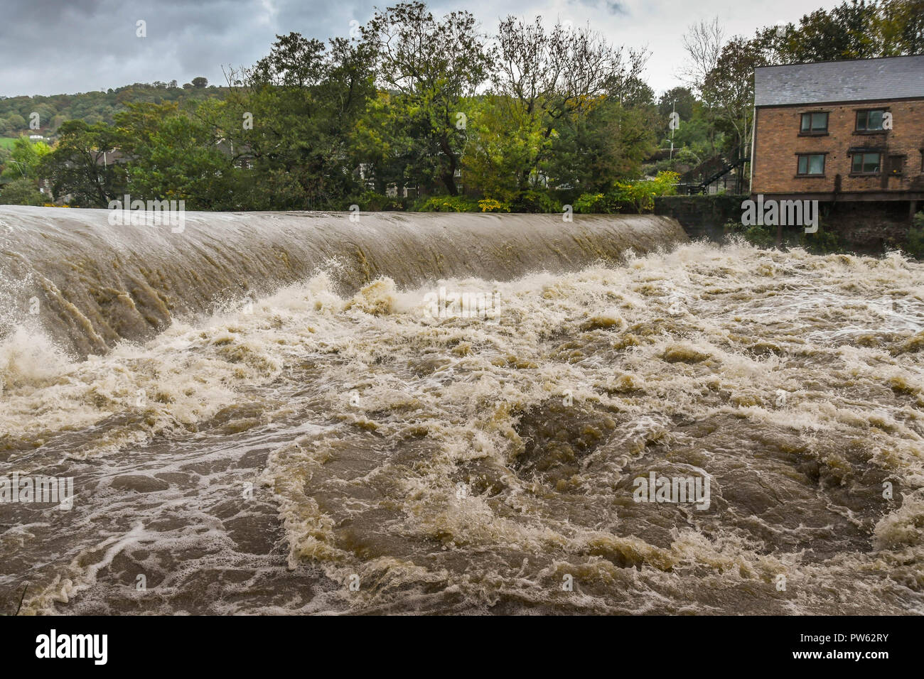 TREFOREST, PONTYPRIDD, WALES - 13. OKTOBER 2018: äusserst turbulenten Hochwasser am Fluss Taff am Wehr in Treforest, South Wales, zeigt die Auswirkungen der starken Regenfälle vom Sturm Callum. Das Personal, die in die Bristol Kanal an der Cardiff Bay läuft, läuft Wasser aus der Brecon Beacons Berge und die South Wales Täler. Credit: Ceri Breeze/Alamy leben Nachrichten Stockfoto