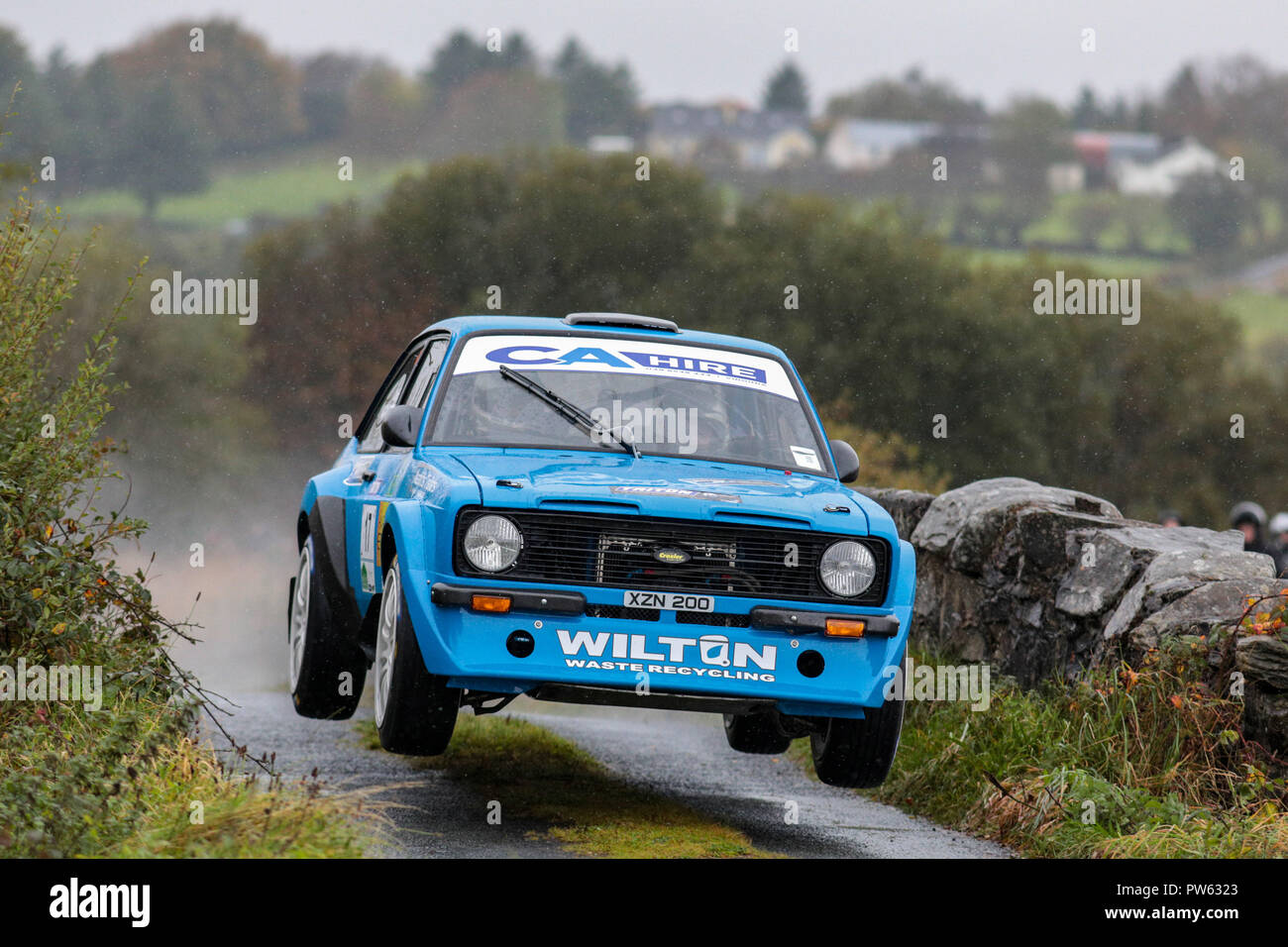 Ballybofey, Donegal, Irland. 13 Okt, 2018. Motorsport, Donegal Herbstrallye; Chris Armstrong und Chris Melly (Ford Escort) airborne Credit: Aktion plus Sport/Alamy leben Nachrichten Stockfoto