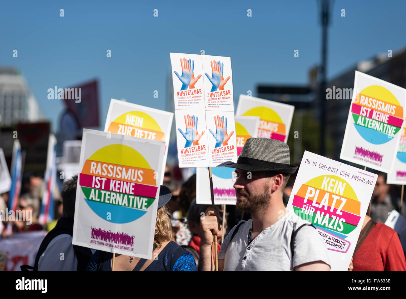 Die demonstranten gesehen Holding Anzeichen während des Protestes. Mehr als hundert tausend Menschen unter dem Motto "unteilbare demonstriert gegen Ausgrenzung, Rassismus und die rechten Ansatz. Stockfoto Die demonstranten gesehen Holding Anzeichen während des Protestes. Mehr als hundert tausend Menschen unter dem Motto "unteilbare demonstriert gegen Ausgrenzung, Rassismus und die rechten Ansatz. Stockfoto