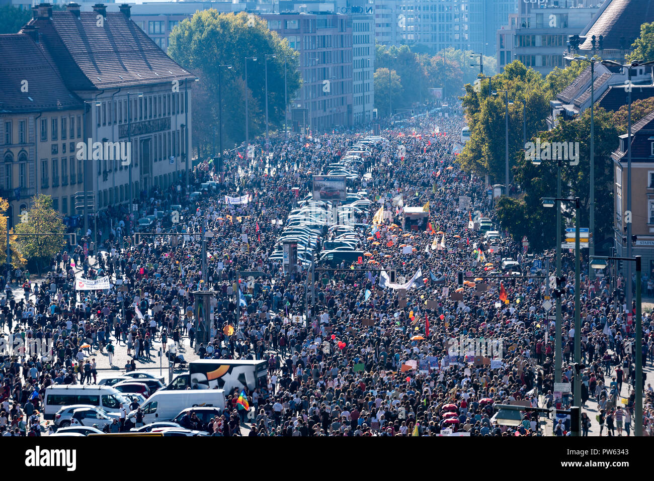 Areal Blick über die Demonstration. Mehr als hundert tausend Menschen unter dem Motto "unteilbare demonstriert gegen Ausgrenzung, Rassismus und die rechten Ansatz. Stockfoto Areal Blick über die Demonstration. Mehr als hundert tausend Menschen unter dem Motto "unteilbare demonstriert gegen Ausgrenzung, Rassismus und die rechten Ansatz. Stockfoto