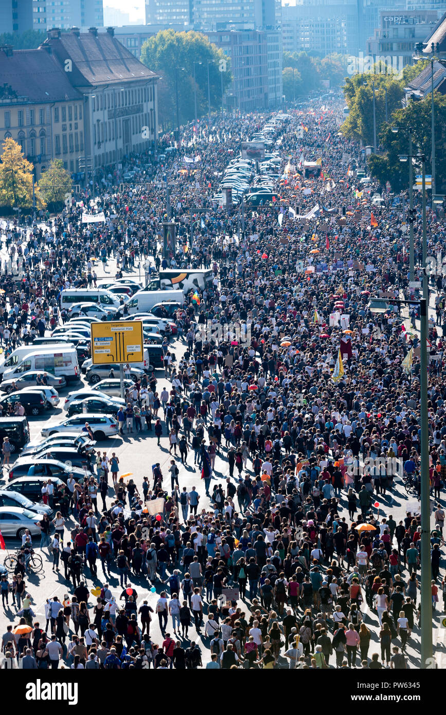 Areal Blick über die Demonstration. Mehr als hundert tausend Menschen unter dem Motto "unteilbare demonstriert gegen Ausgrenzung, Rassismus und die rechten Ansatz. Stockfoto Areal Blick über die Demonstration. Mehr als hundert tausend Menschen unter dem Motto "unteilbare demonstriert gegen Ausgrenzung, Rassismus und die rechten Ansatz. Stockfoto