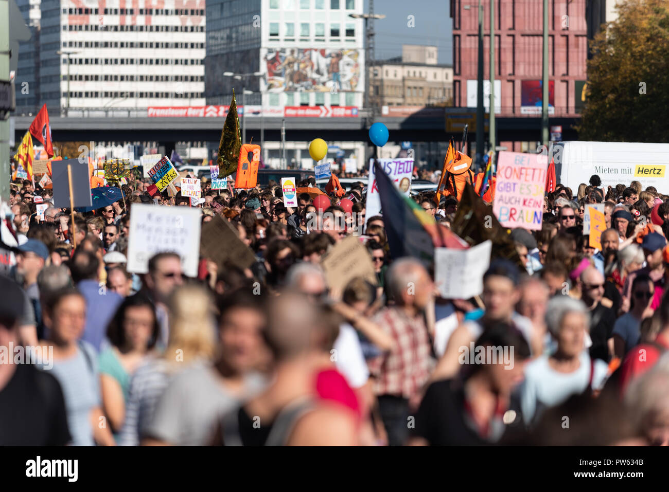 Die demonstranten gesehen sammeln während der Demonstration während hodling mehrere Plakate. Mehr als hundert tausend Menschen unter dem Motto "unteilbare demonstriert gegen Ausgrenzung, Rassismus und die rechten Ansatz. Stockfoto Die demonstranten gesehen sammeln während der Demonstration während hodling mehrere Plakate. Mehr als hundert tausend Menschen unter dem Motto "unteilbare demonstriert gegen Ausgrenzung, Rassismus und die rechten Ansatz. Stockfoto