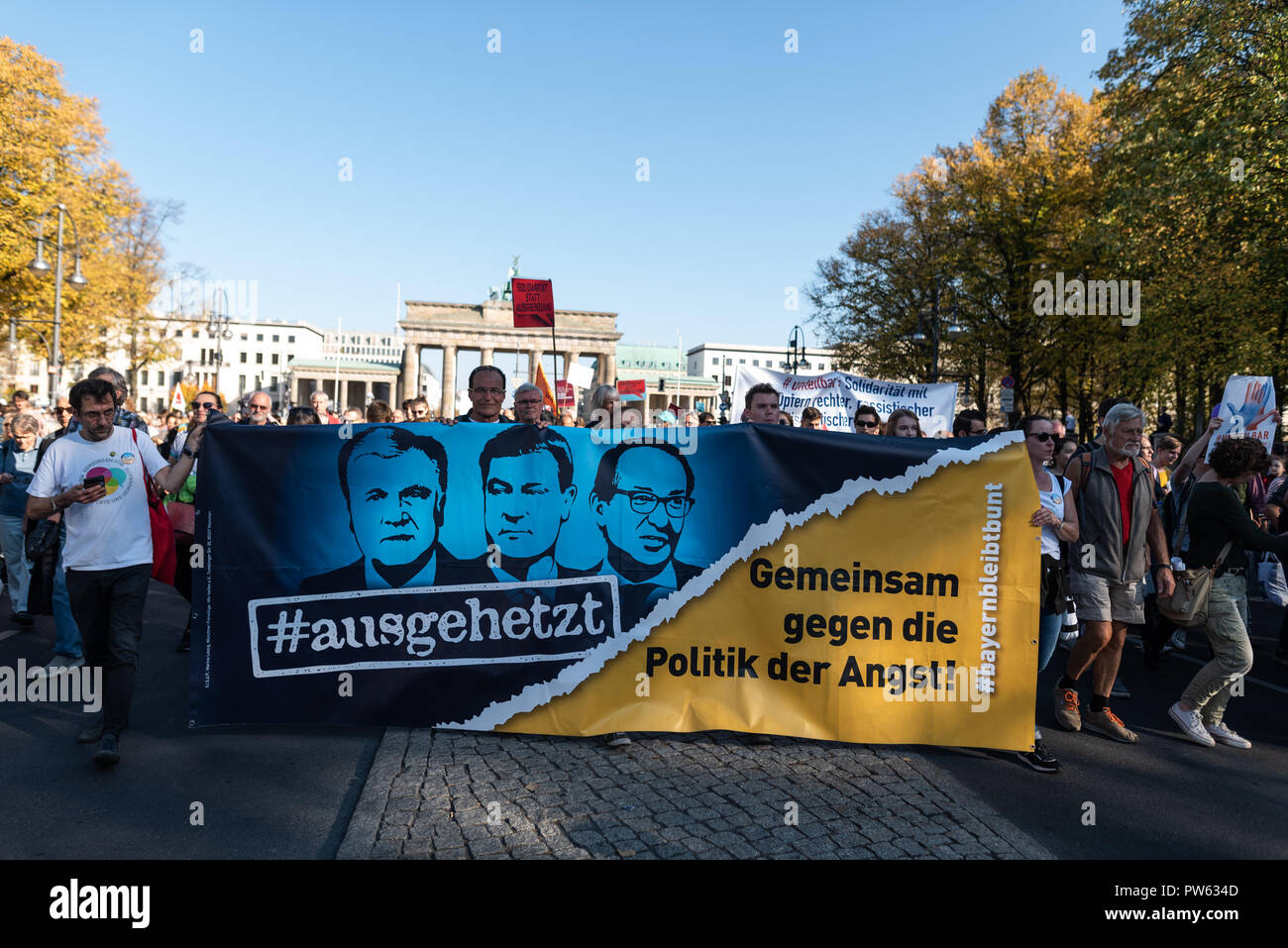 Ein großes Banner, halten durch Demonstranten während der Vorführung gesehen. Mehr als hundert tausend Menschen unter dem Motto "unteilbare demonstriert gegen Ausgrenzung, Rassismus und die rechten Ansatz. Stockfoto Ein großes Banner, halten durch Demonstranten während der Vorführung gesehen. Mehr als hundert tausend Menschen unter dem Motto "unteilbare demonstriert gegen Ausgrenzung, Rassismus und die rechten Ansatz. Stockfoto